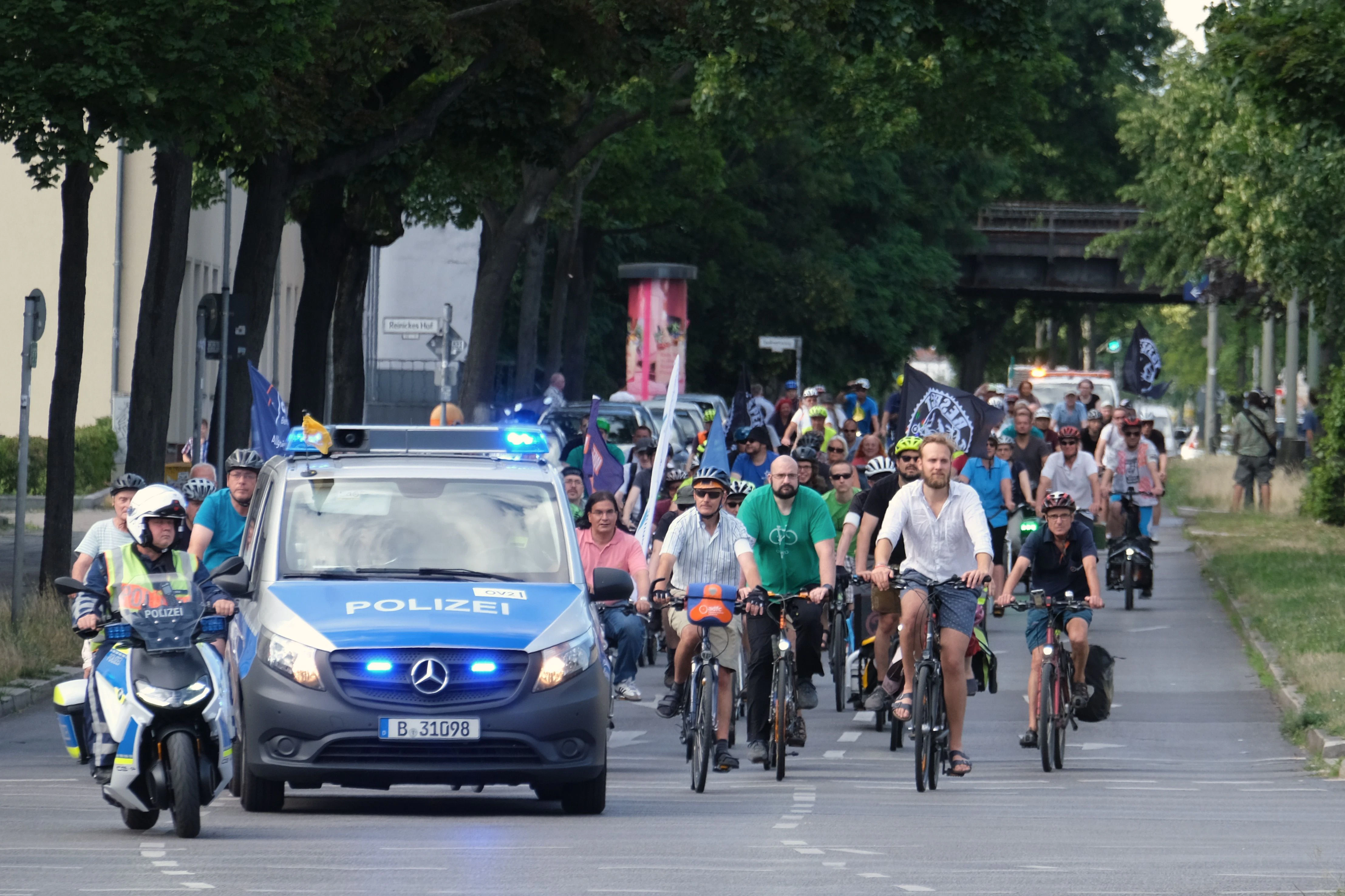 Etwa 100 Radfahrer nehmen an der Fahrrad-Demo in der Ollenhauerstraße teil.&nbsp;