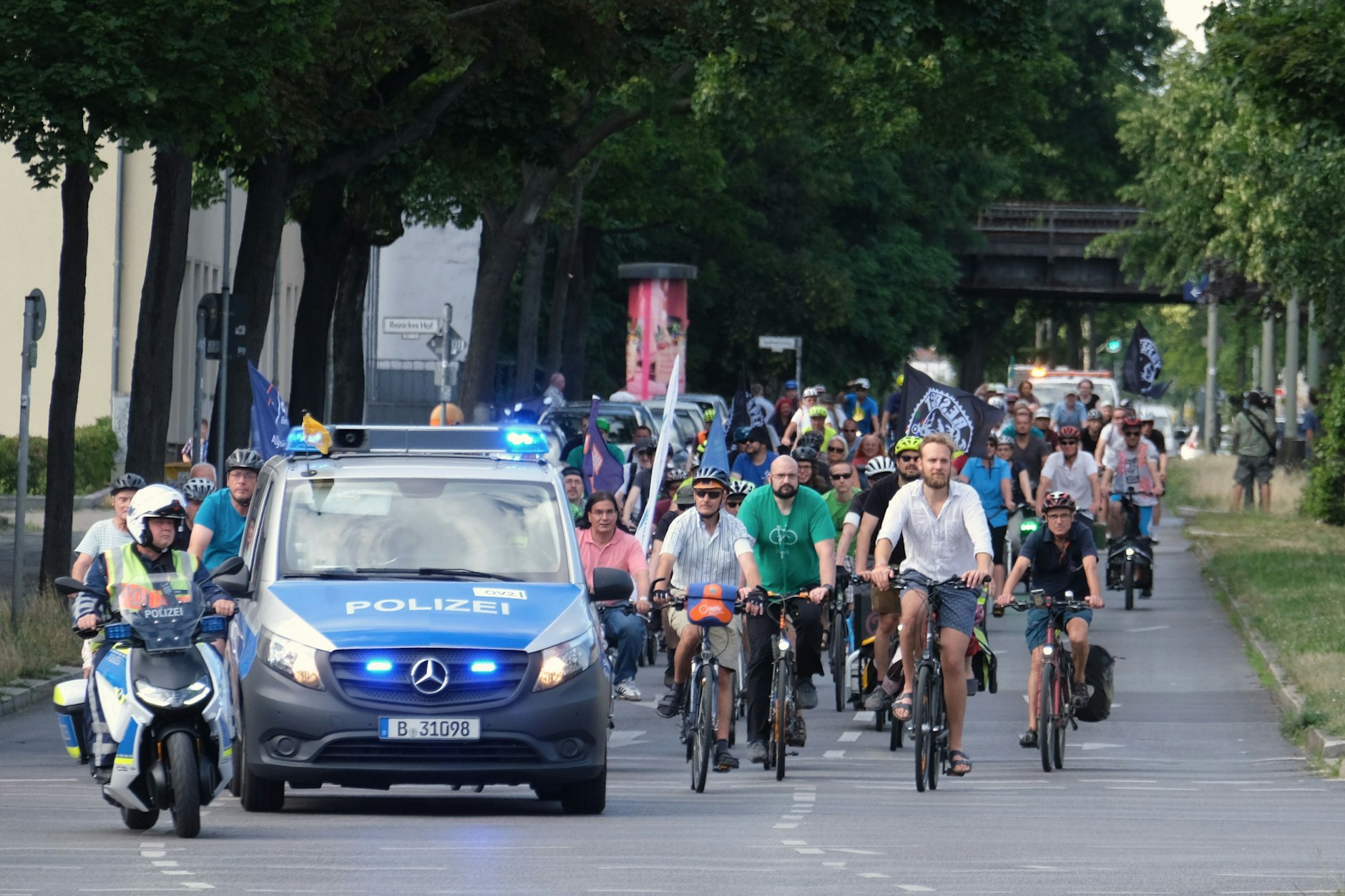 Etwa 100 Radfahrer nehmen an der Fahrrad-Demo in der Ollenhauerstraße teil. 