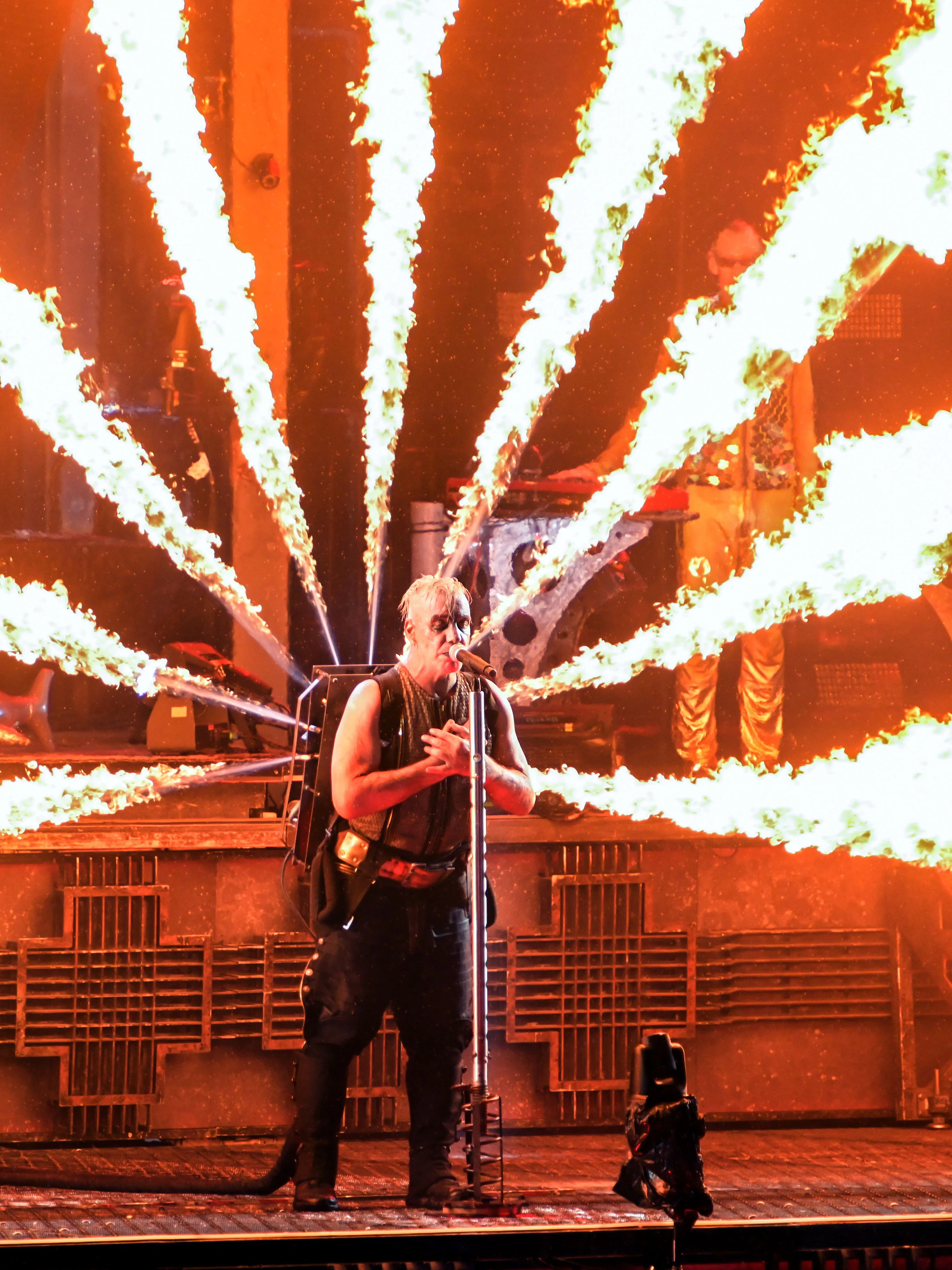 Auch am Sonntag lieferten die Rocker von Rammstein im Olympiastadion ihre Pyro-Show ab. Frontmann Till Lindemann nahm den Skandal um die Band aufs Korn.