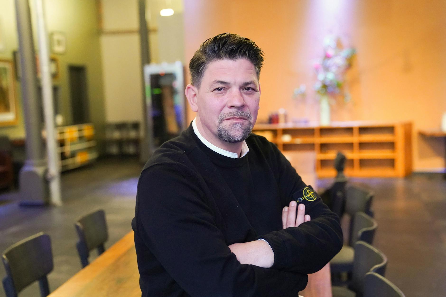 TV-Koch Tim Mälzer steht im Studio des Restaurants "Bullerei".