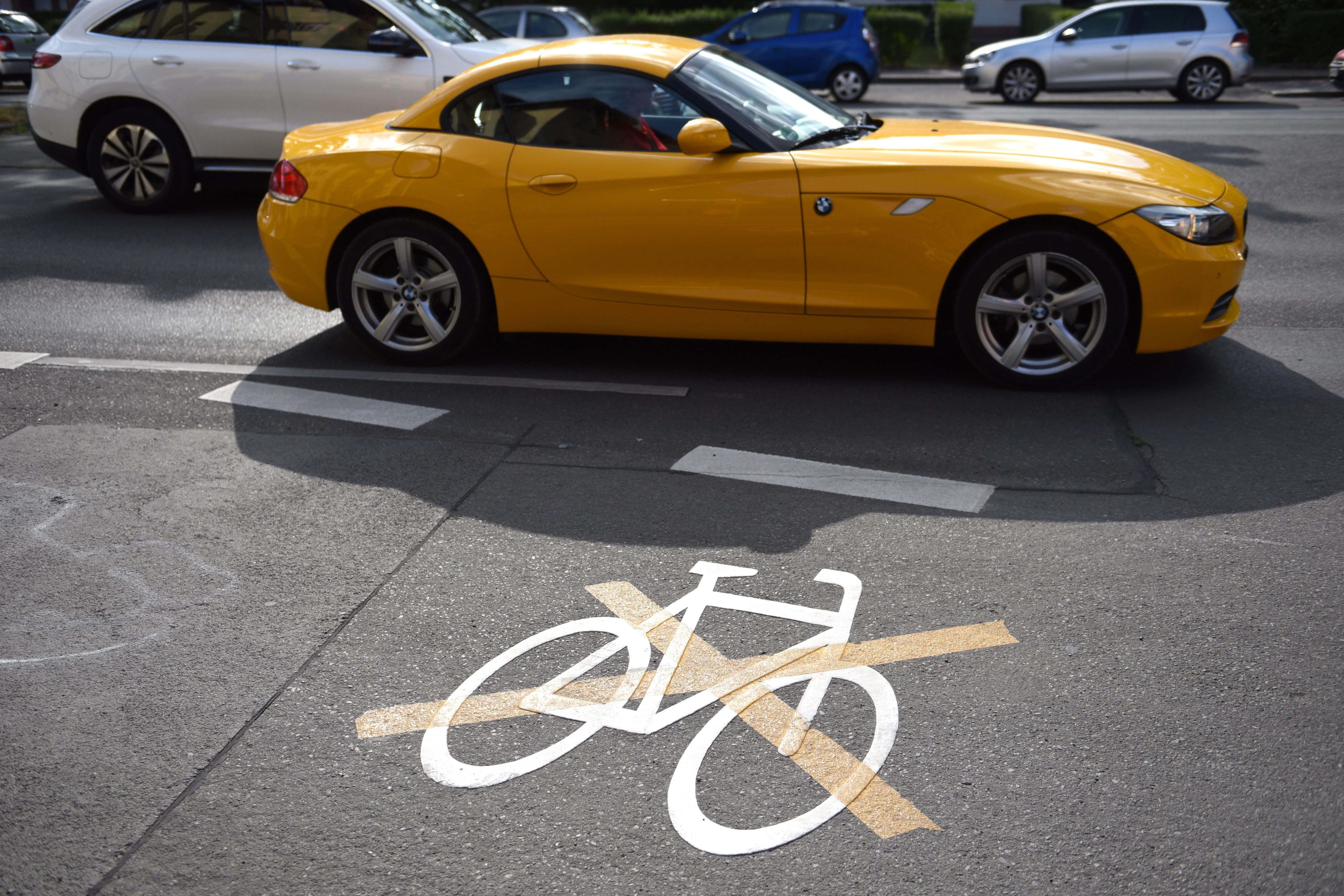 Ein BMW-Sportwagen in Reinickendorf, direkt an einem Fahrradweg, der inzwischen zu einem Symbol wurde.&nbsp;