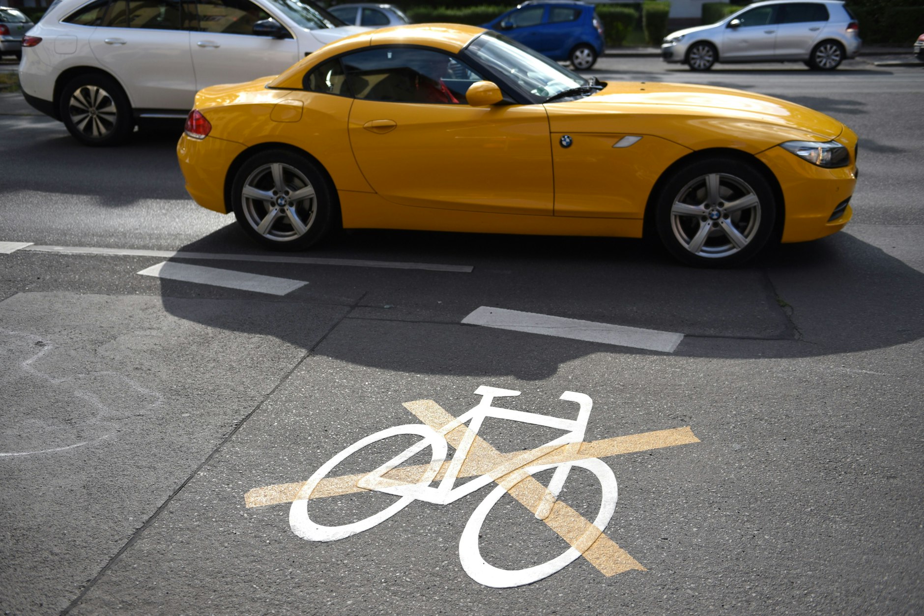 Ein BMW-Sportwagen in Reinickendorf, direkt an einem Fahrradweg, der inzwischen zu einem Symbol wurde. 