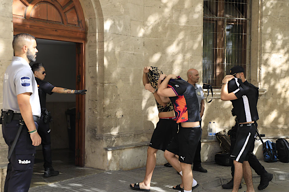 Palma de Mallorca: Polizisten führen drei der Verdächtigen am Samstag zum Termin mit dem Haftrichter.