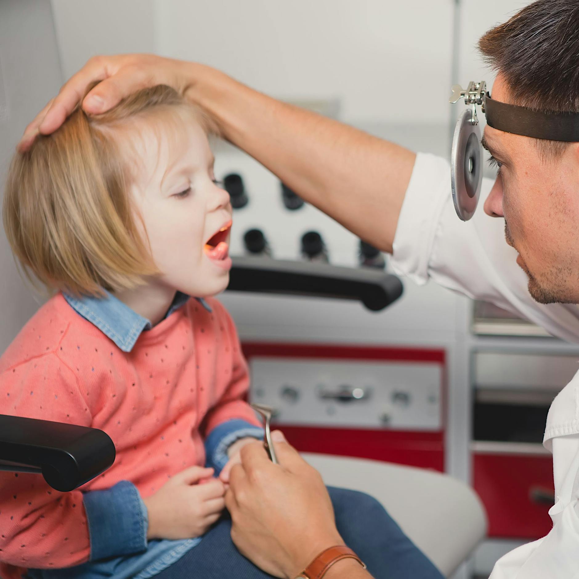 Ratgeber: Mandeln entfernen, Paukenröhrchen – warum kriegt man kaum einen HNO-OP-Termin?