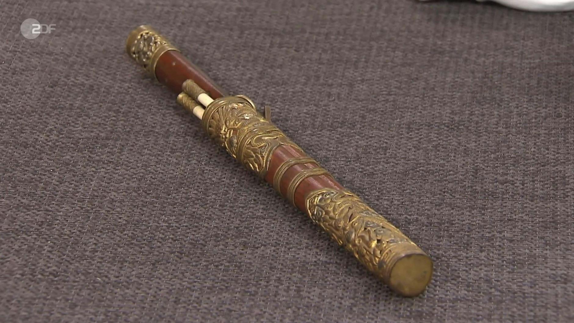 Das zweite Reisebesteck bei „Bares für Rares“ ist aus Tropenholz gefertigt und hat Messingbeschläge.