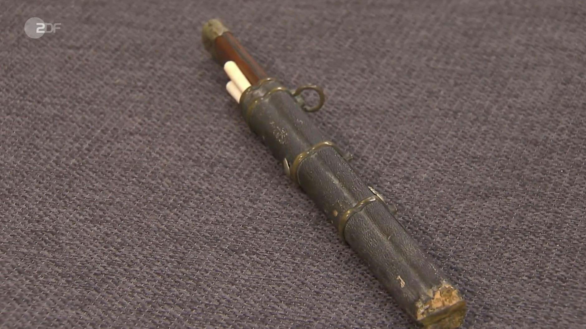 Das eine Reisebesteck bei „Bares für Rares“ hat einen Köcher aus Rochenleder.