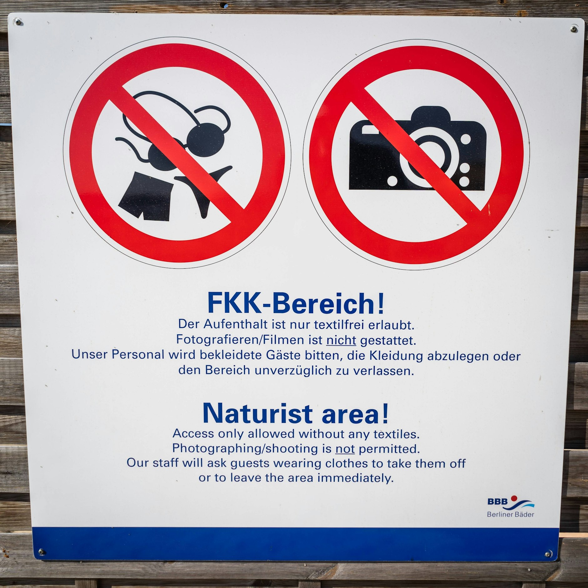 Alles klar: An diesem Berliner Ufer ist das Baden nur textilfrei erlaubt.