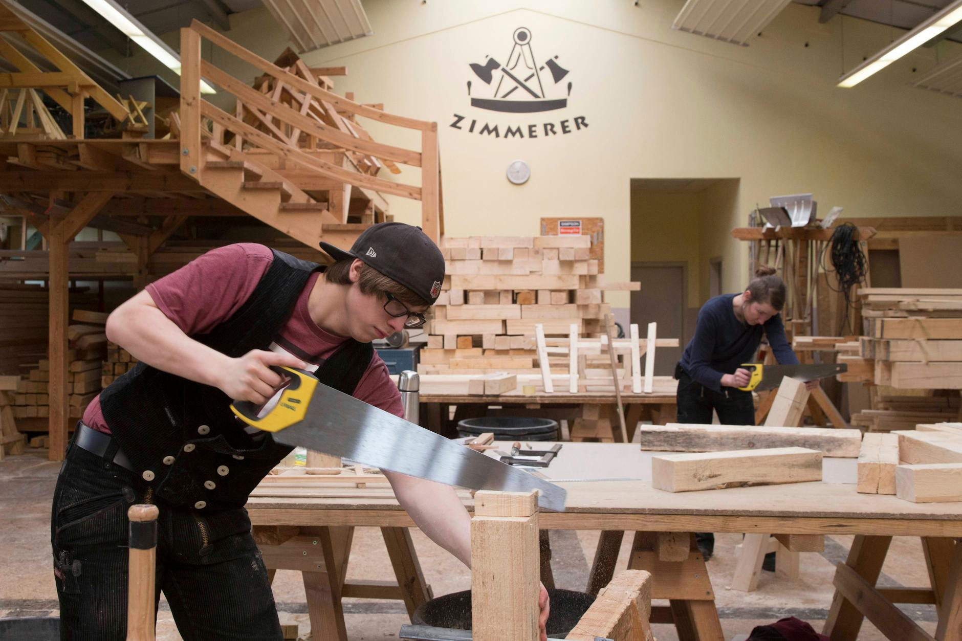 Ein Zimmerer in der Ausbildung in Berlin: Im Handwerk sind deutschlandweit noch zehntausende Lehrstellen unbesetzt. 