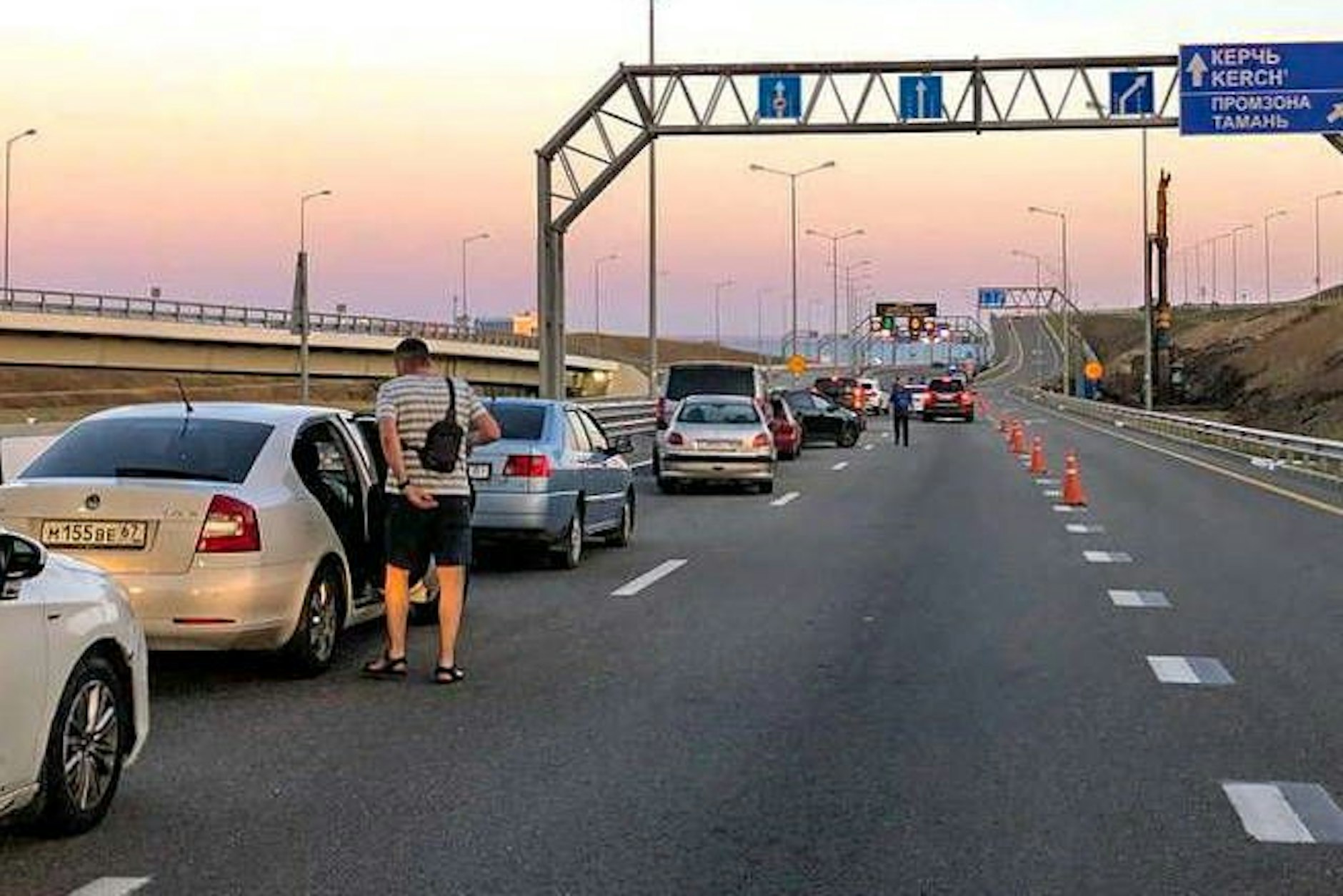 Der Verkehr staut sich vor der beschädigten Krim-Brücke.&nbsp;&nbsp;