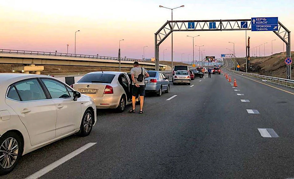 Der Verkehr staut sich vor der beschädigten Krim-Brücke.&nbsp;&nbsp;