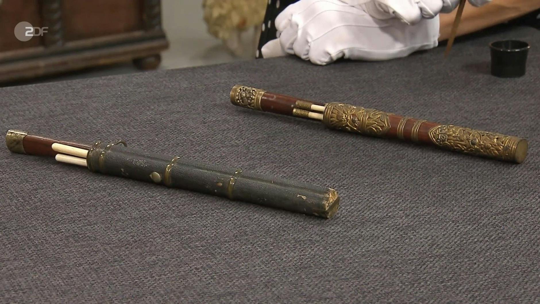 Die „Bares für Rares“-Kandidaten wollen 100 Euro für ihre beiden Reisebestecke haben.