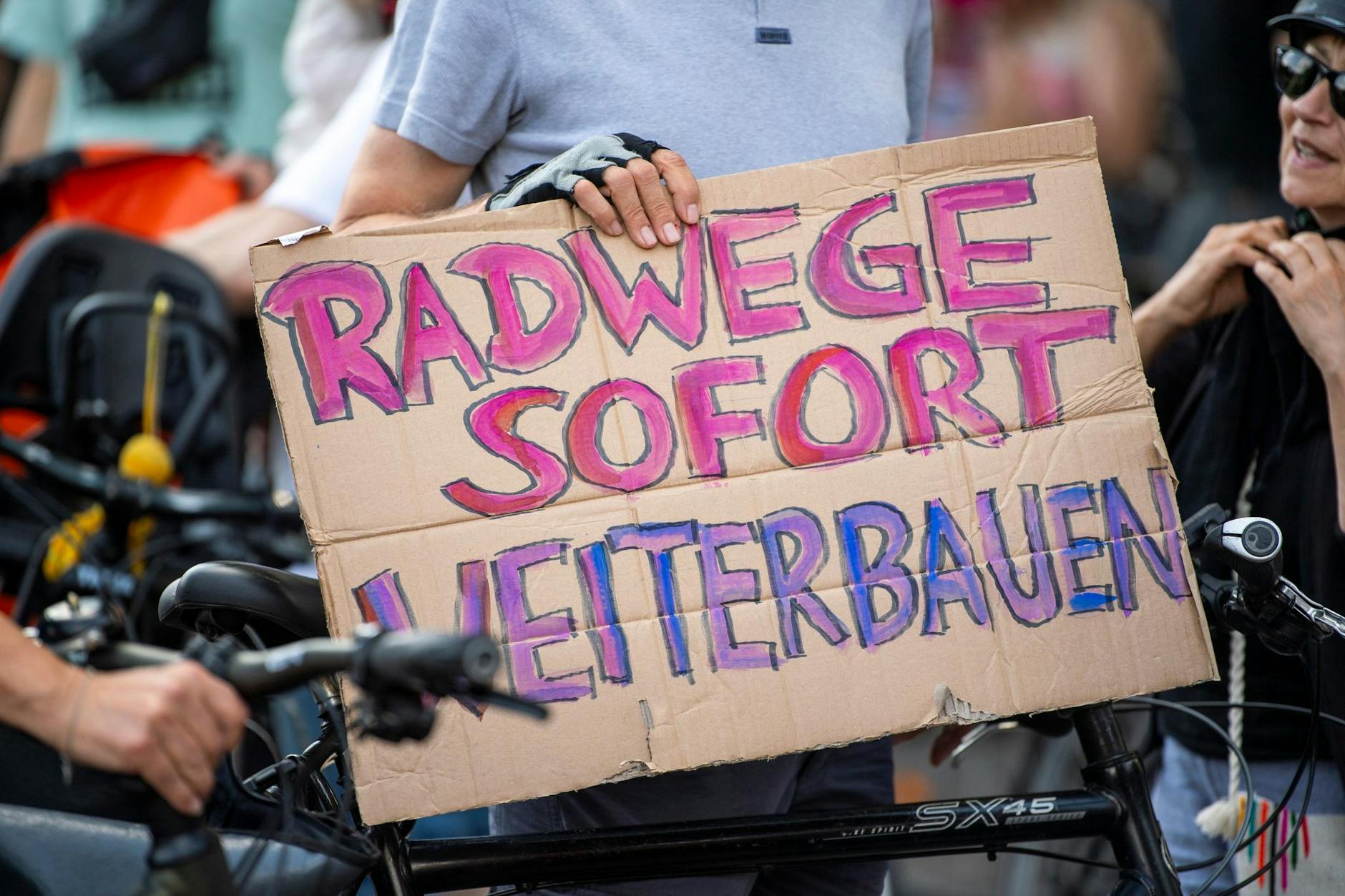 Immer wieder demonstrieren Radfahrer gegen die Verkehrspolitik der großen Koalition – hier ein Protestschild.