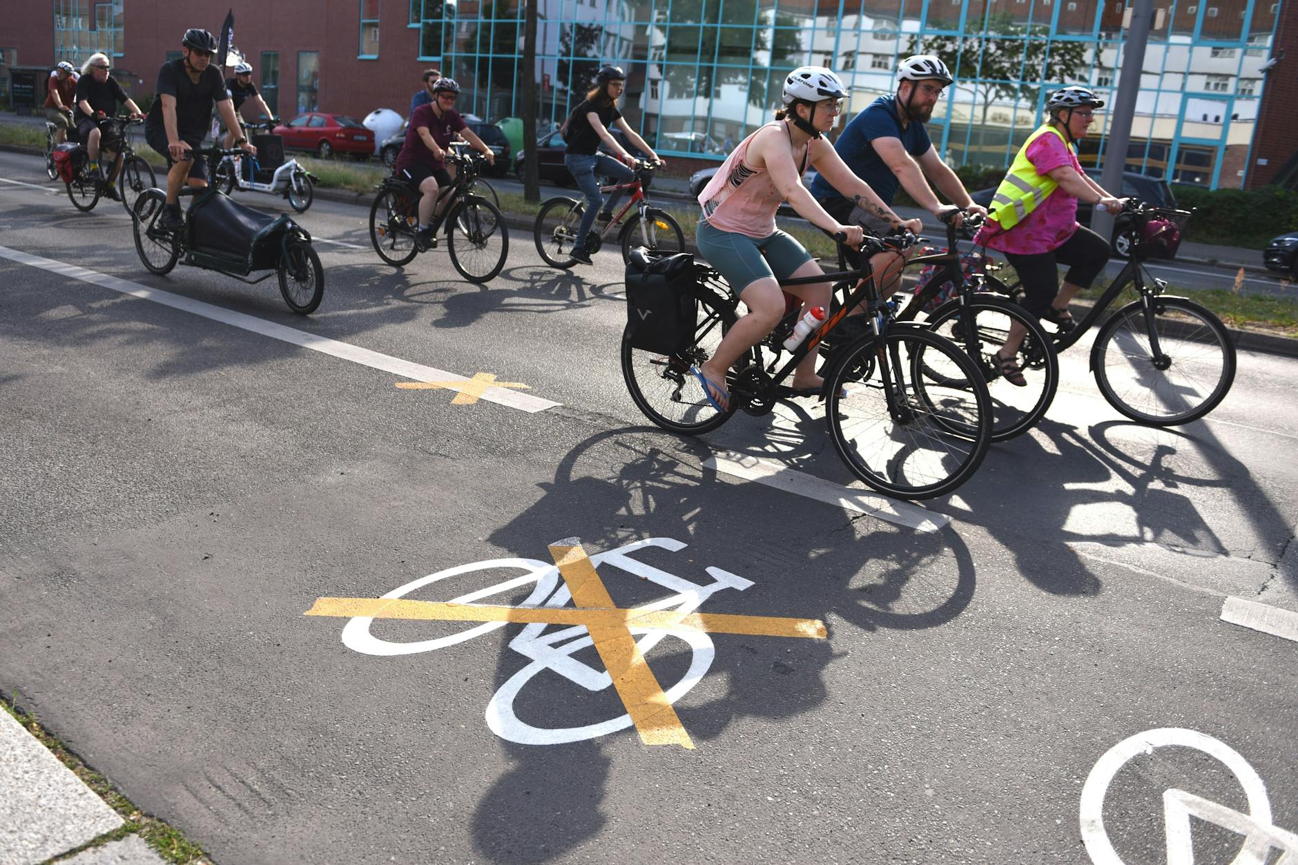 Teinehmer der Fahrrad-Demo für die Freigabe des Radweges in der Ollenhauer Straße in Reinickendorf.