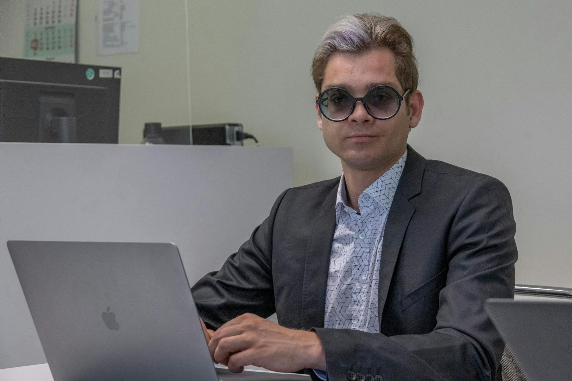 Mit dicker Sonnenbrille: Klima-Kleber Kevin H. (31) im Gerichtssaal des Amtsgerichts Tiergarten.