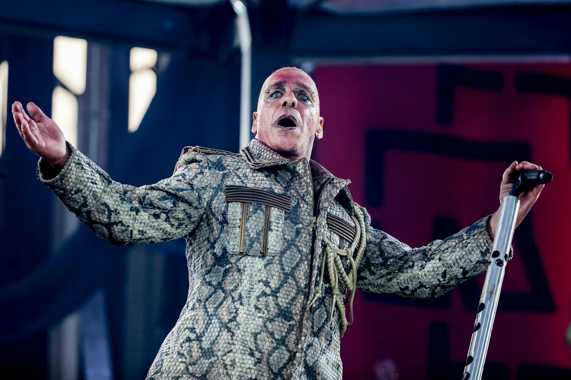 Till Lindemann, Frontsänger von Rammstein, bei einem Konzert der Band im Olympiastadion