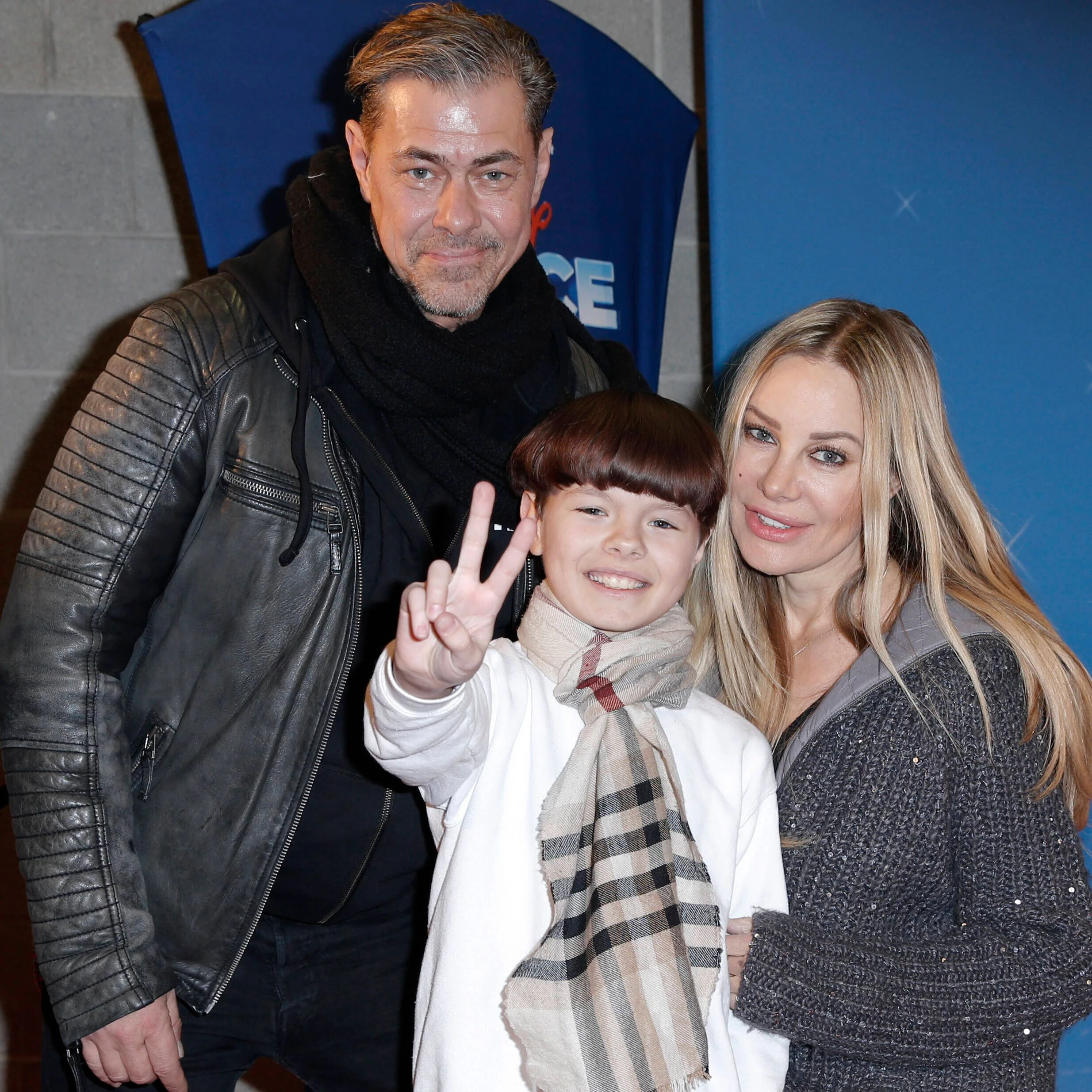 Xenia Seeberg und Sven Martinek mit ihrem Sohn bei einer Premiere im Jahr 2018.