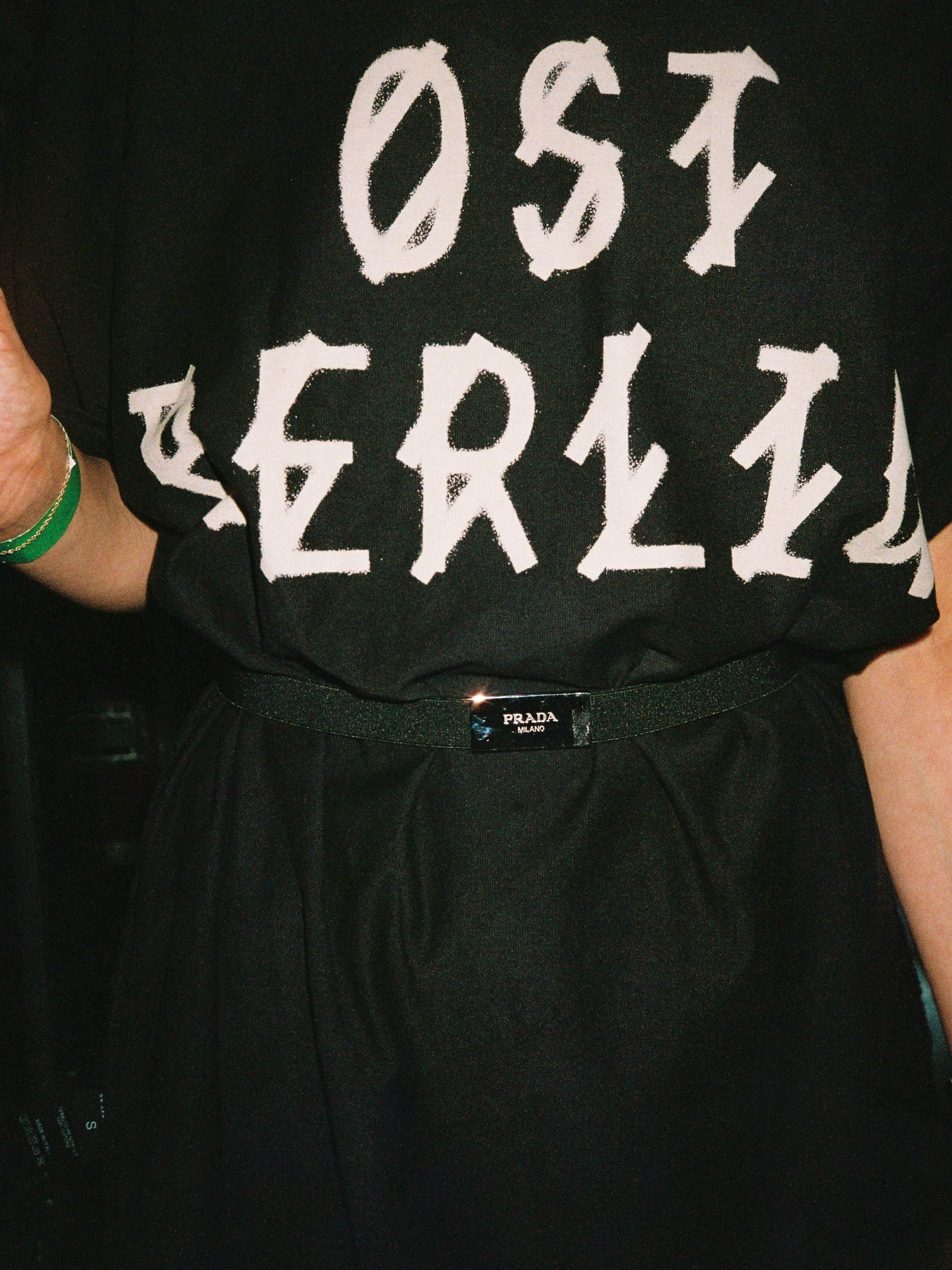 Das Wende-T-Shirt aus der 44-Herbst-Winterkollektion für 2o22: Auf der Außenseite steht „WESTBERLIN“, auf der Innenseite „OSTBERLIN“.