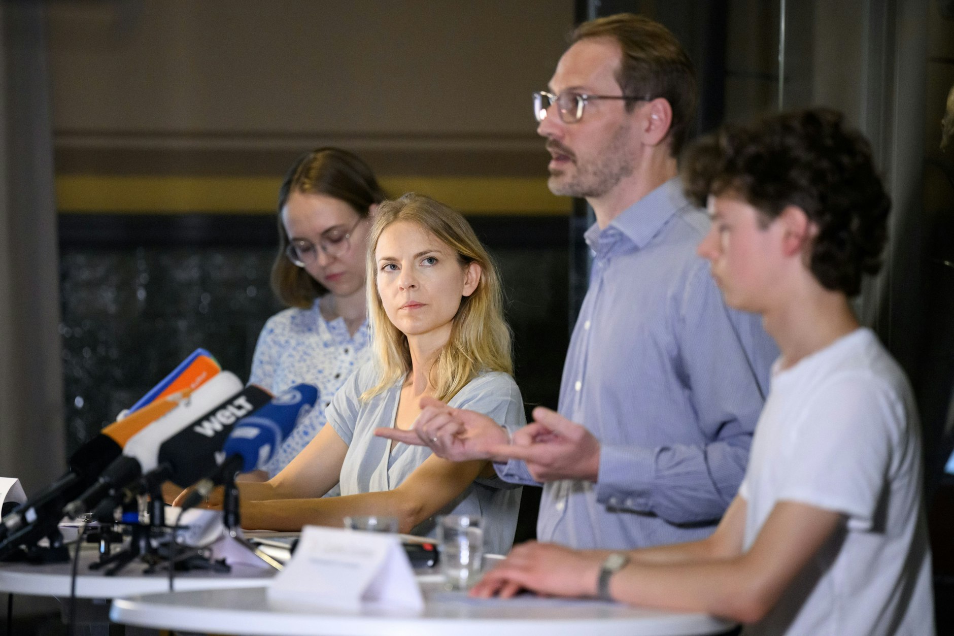 Caroline Douhaire, Anwältin für Umweltrecht, Arne Fellermann, Abteilungsleiter Klimaschutz beim BUND, und Pit Terjung (v.l.n.r.), Sprecher von Fridays for Future, äußern sich bei einer Pressekonferenz im Museum für Naturkunde zu einem möglichen Sofortprogramm für den Sektor Verkehr. 