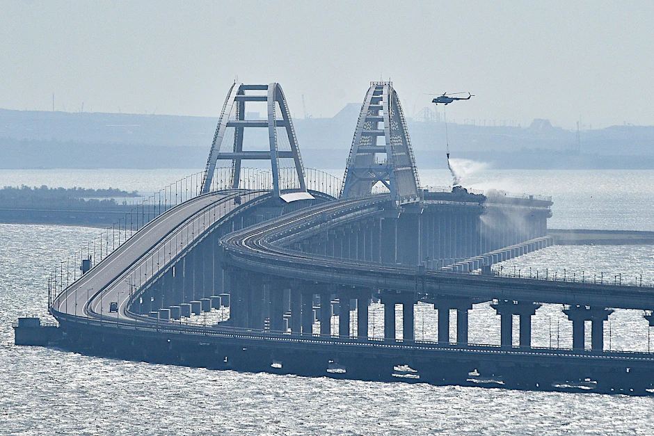 Ein Hubschrauber wirft Wasser ab, um am 8. Oktober 2022 auf der Kertsch-Brücke ein Feuer zu löschen. Rund neun Monate nach der schweren Explosion hat sich dort nach russischen Angaben ein Notfall ereignet.