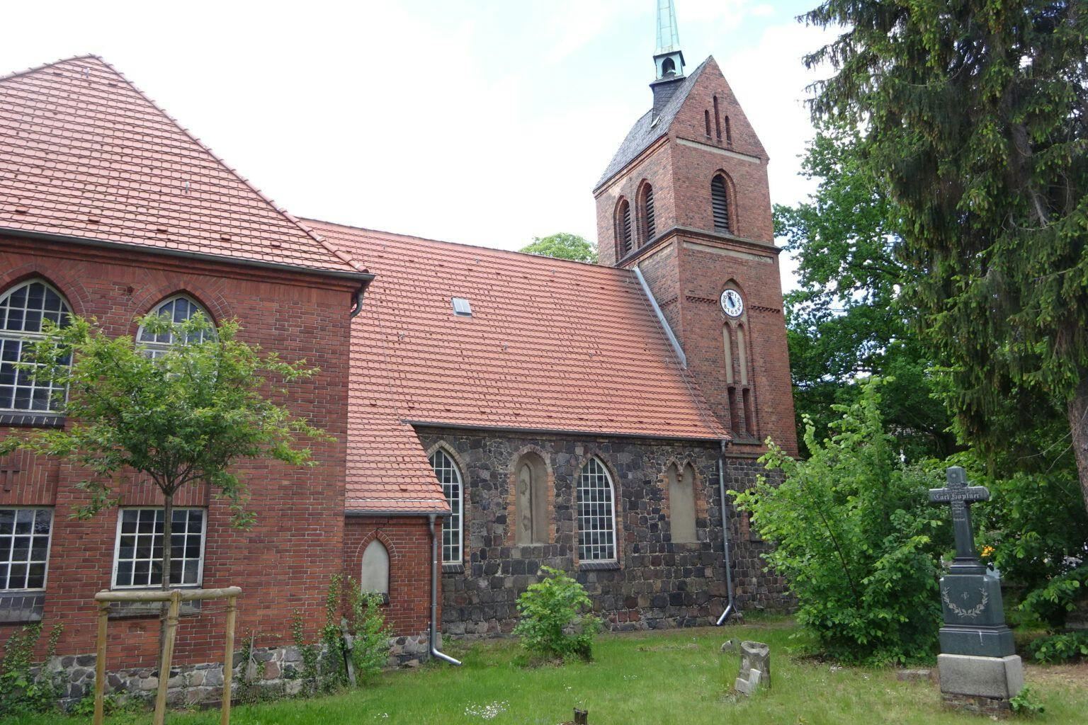 Die Kirche in Berlin-Heinersdorf. Hier wurde die Glocke gestohlen.