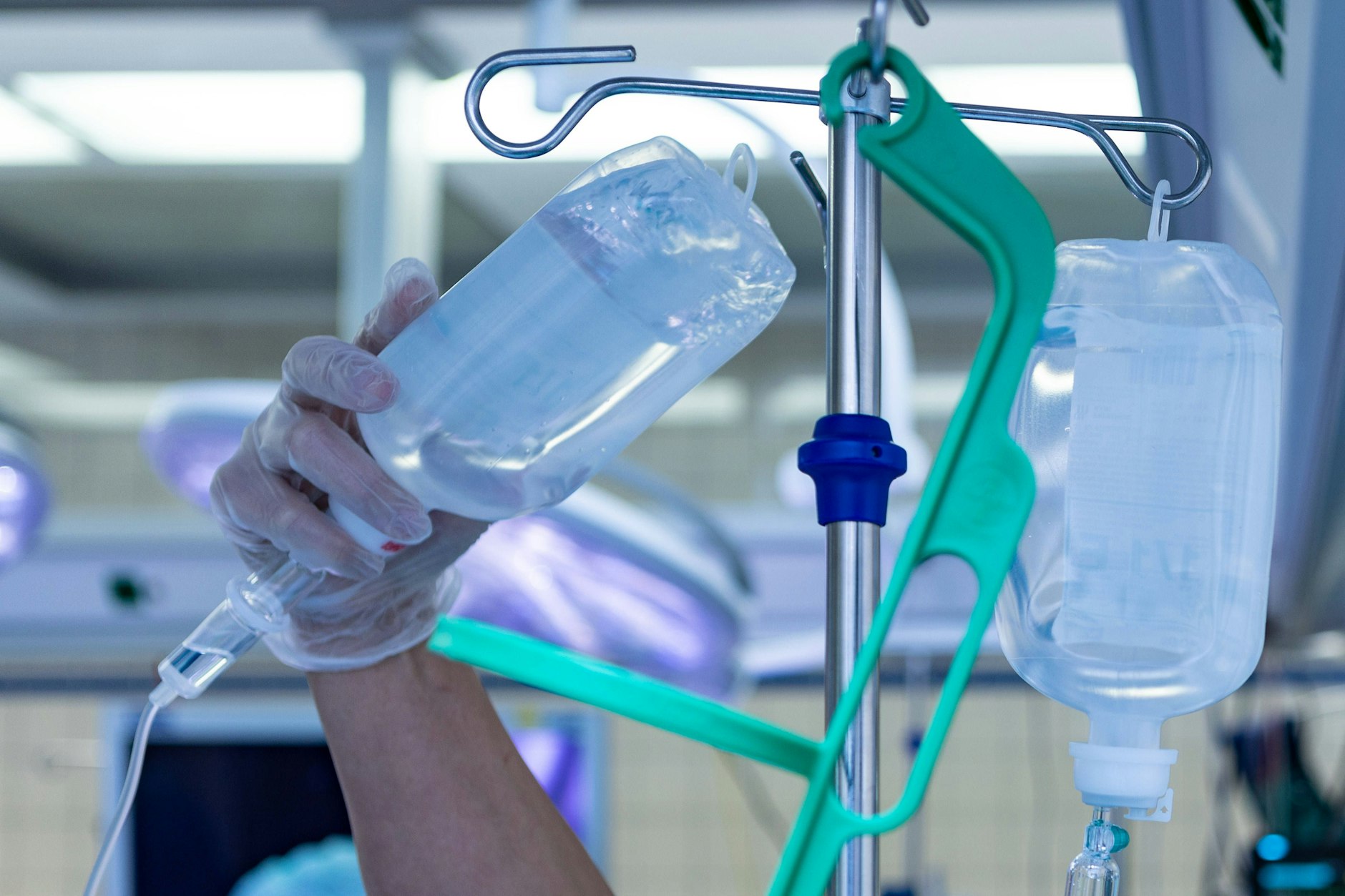 Infusionsbeutel in einem Operationssaal