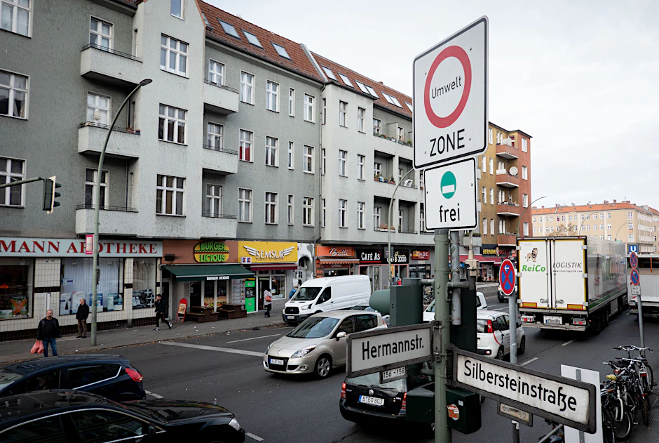 Autos passieren die Kreuzung an der Silbersteinstraße und Hermannstraße in Neukölln.