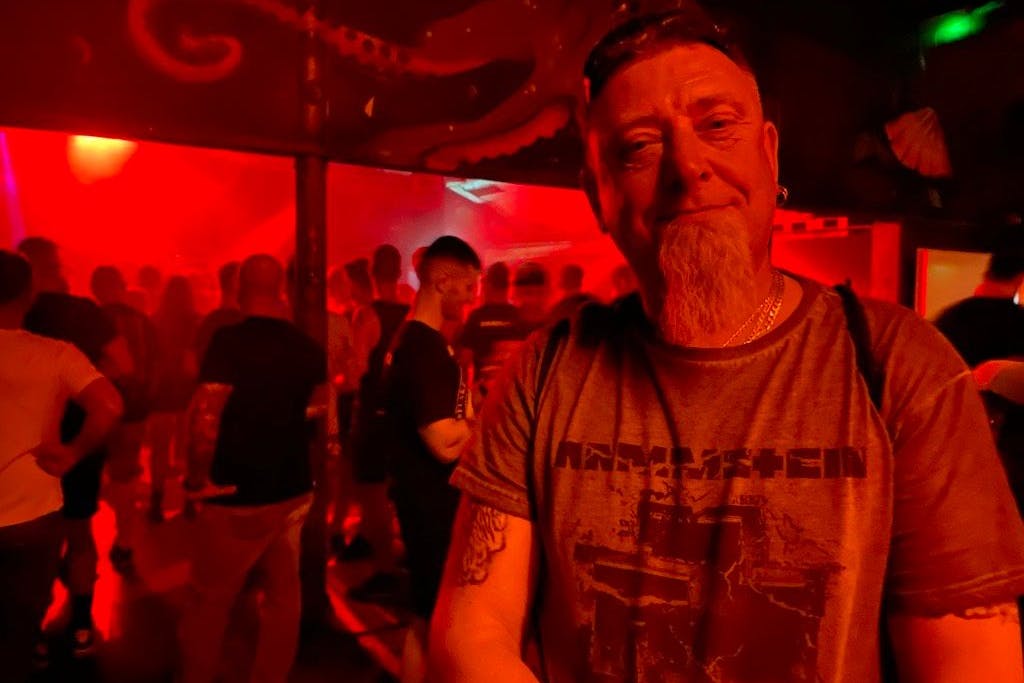 Darren aus England feiert auf einer After-Show-Party nach dem Konzert von Rammstein.