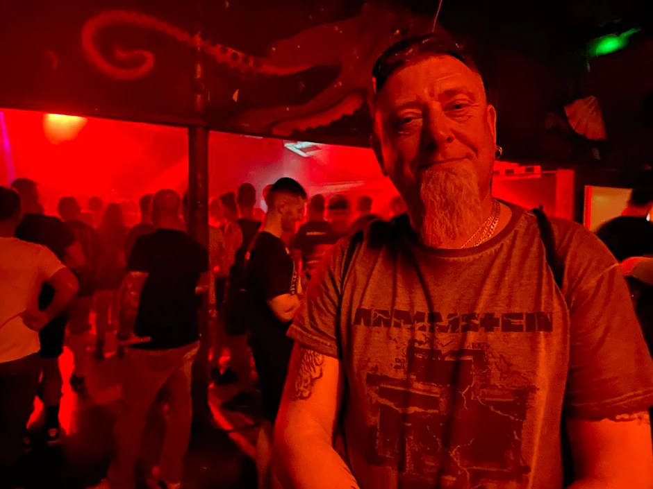 Darren aus England feiert auf einer After-Show-Party nach dem Konzert von Rammstein.