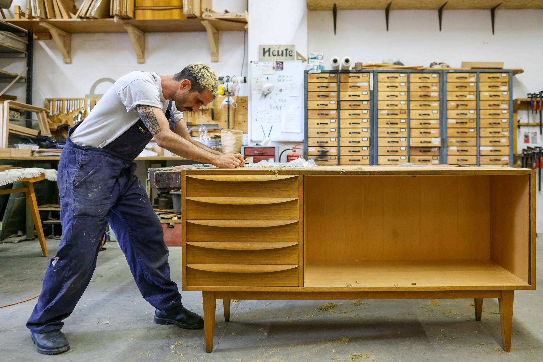 Nachhaltig ist das Aufarbeiten der historischen DDR-Möbel allemal. 