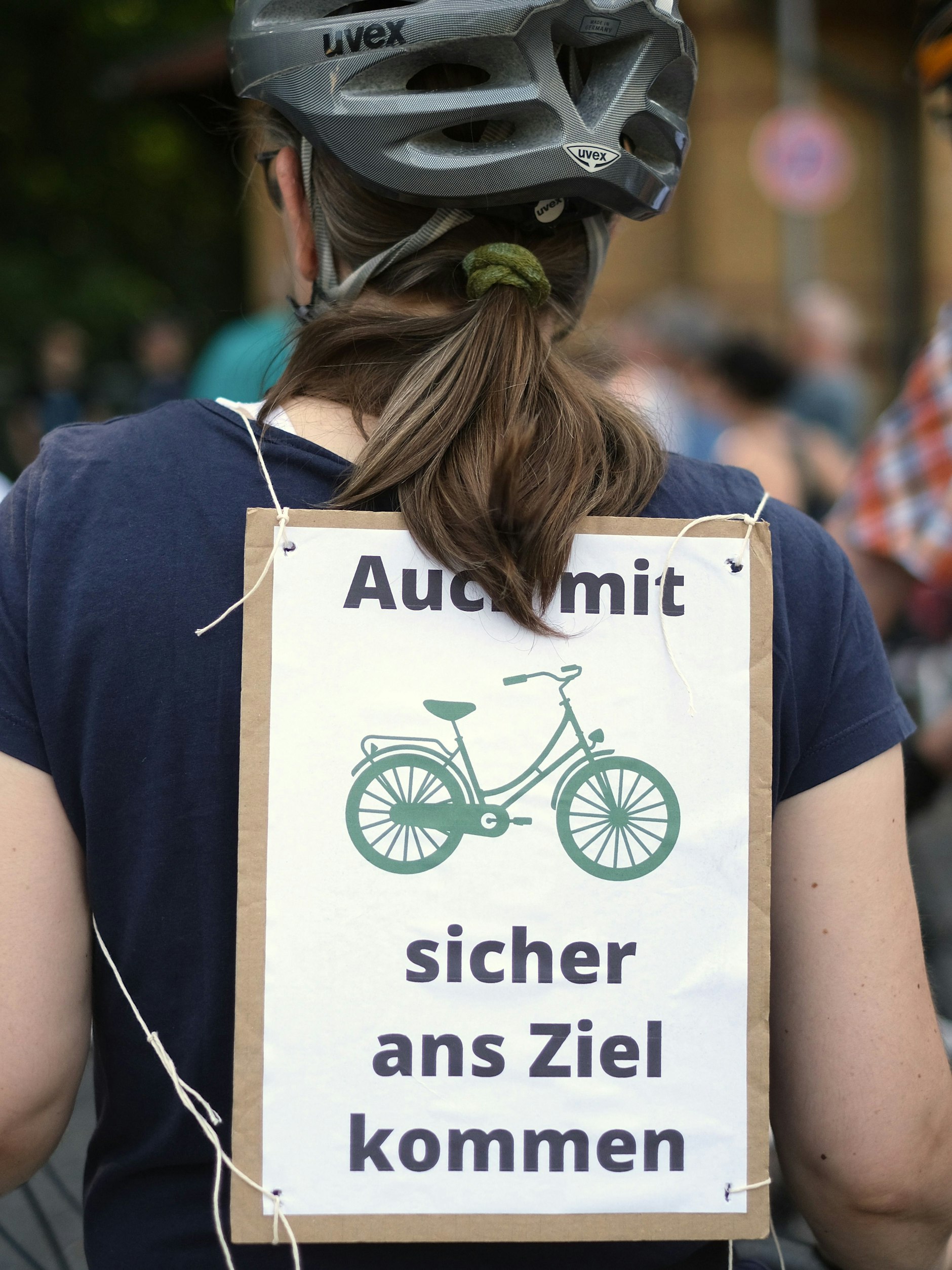 Die Forderung dieser Demonstrantin in Reinickendorf sollte eigentlich eine Selbstverständlichkeit sein.
