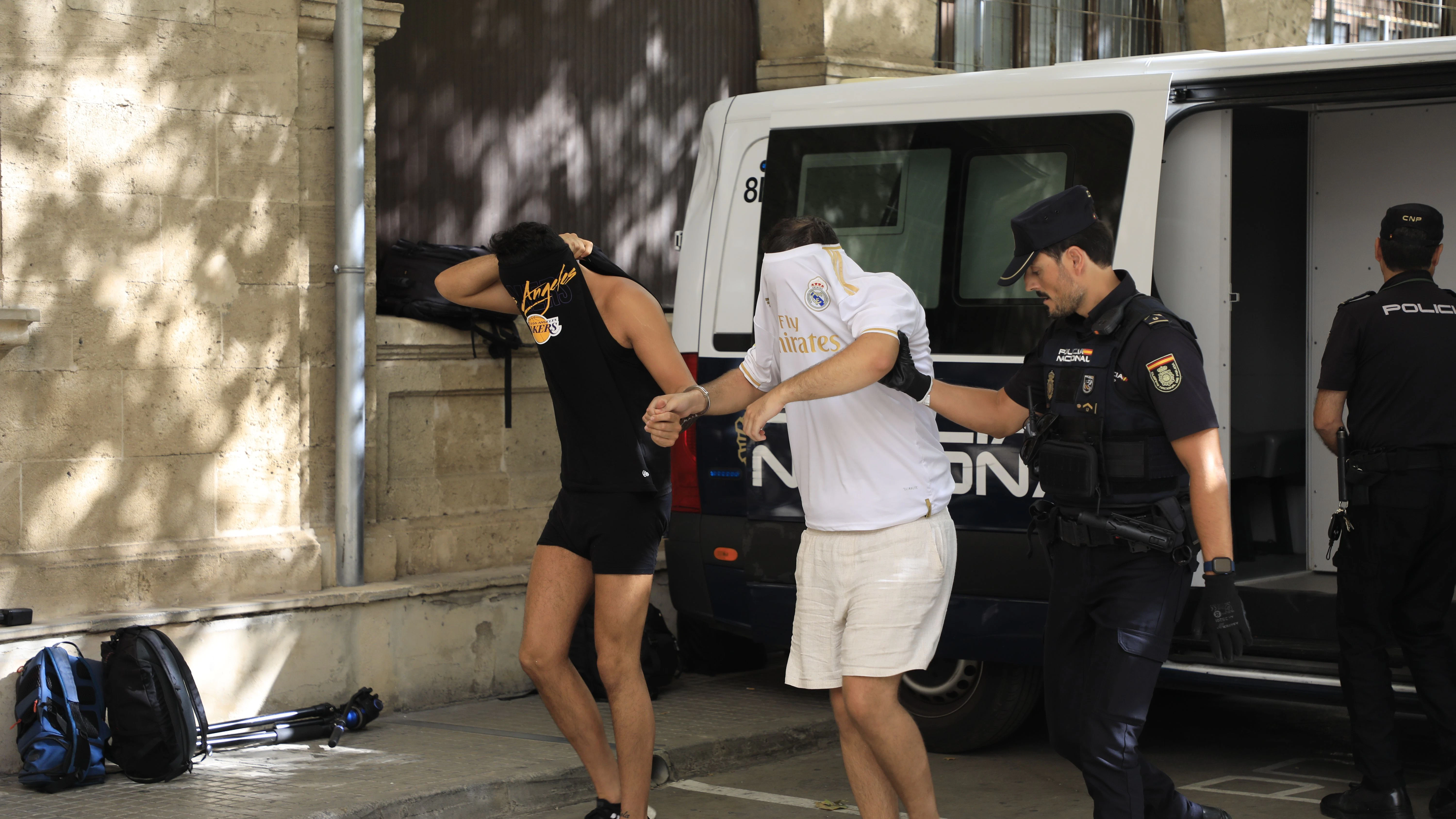 Polizisten führen in Palma de Mallorca zwei der Verdächtigen zum Termin mit dem Haftrichter.