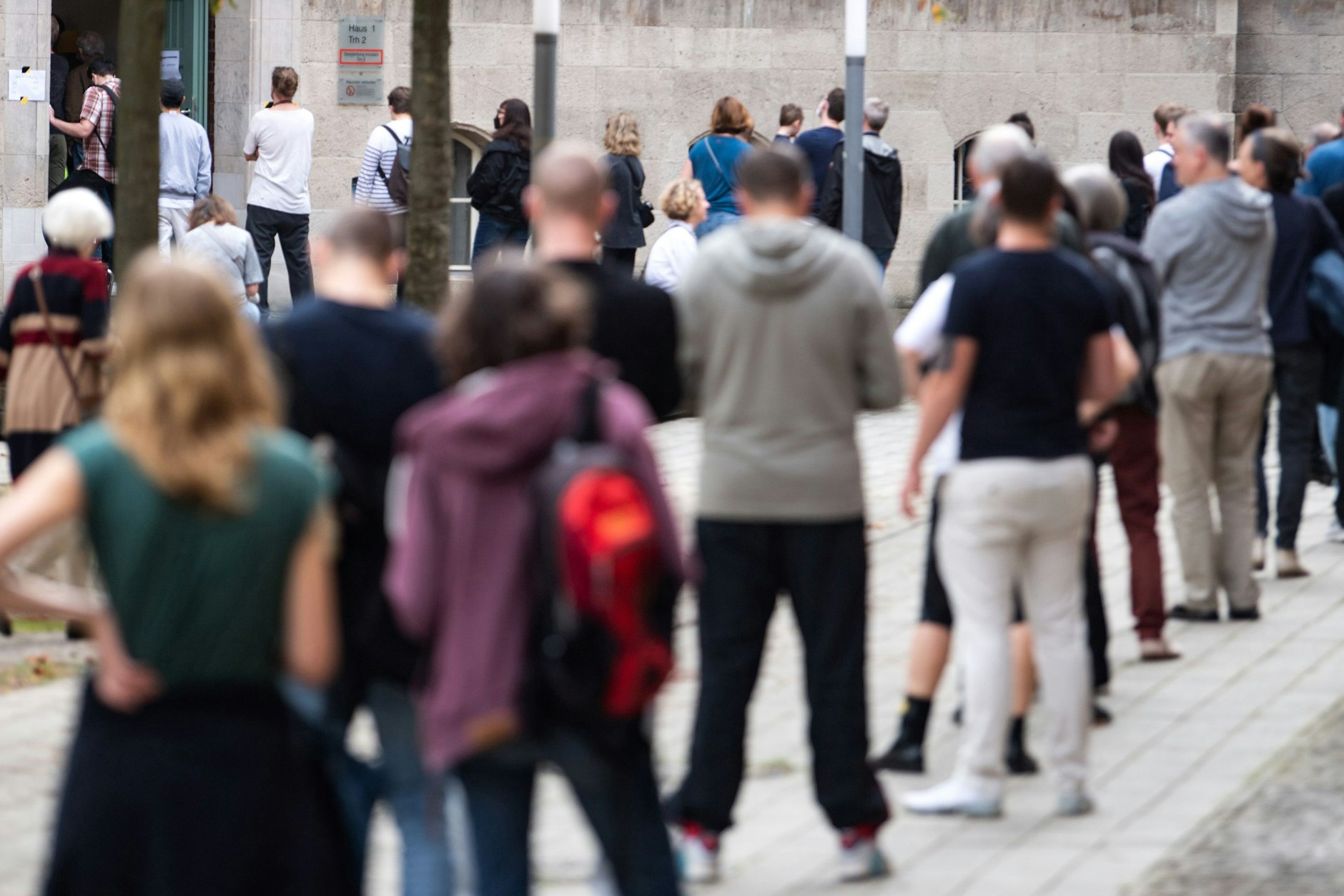 Wartende Berliner vor einem Wahllokal am 26. September 2021.