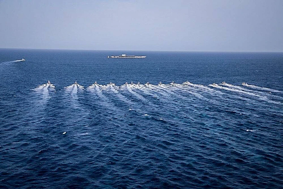 Eine Marine-Übung des iranischen Militärs nahe der Straße von Hormus
