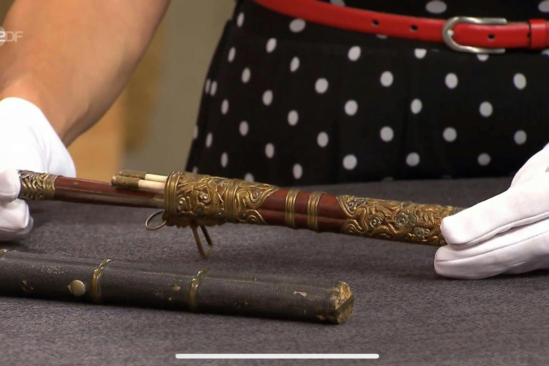 Bei „Bares für Rares“ soll dieses Reisebesteck verkauft werden.