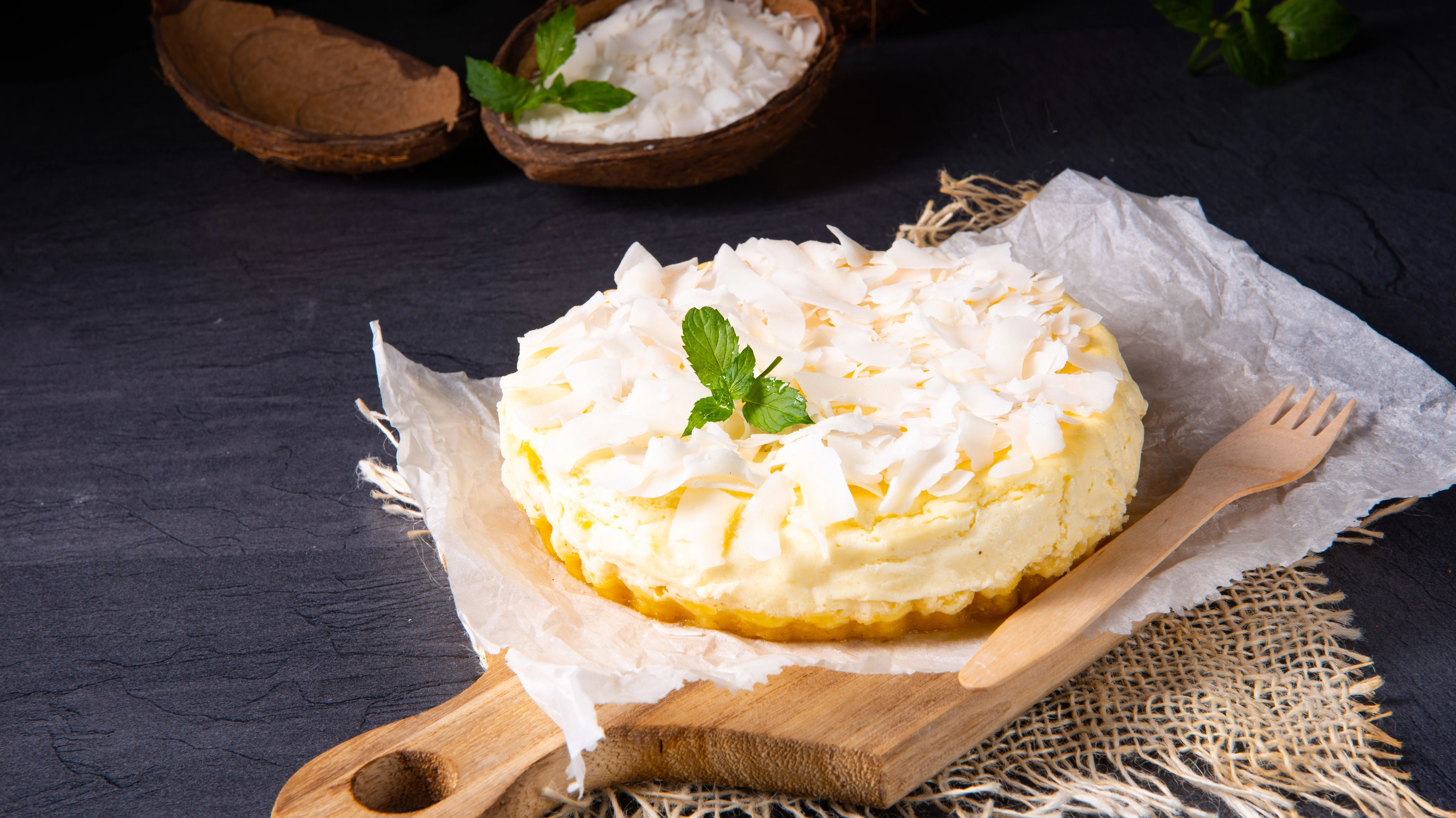 Die nach dem Rezept zubereitete Clic-Torte kann auch mit Kokos-Chips belegt werden – das verleiht dem Clic-Kuchen ein tropisches Extra.
