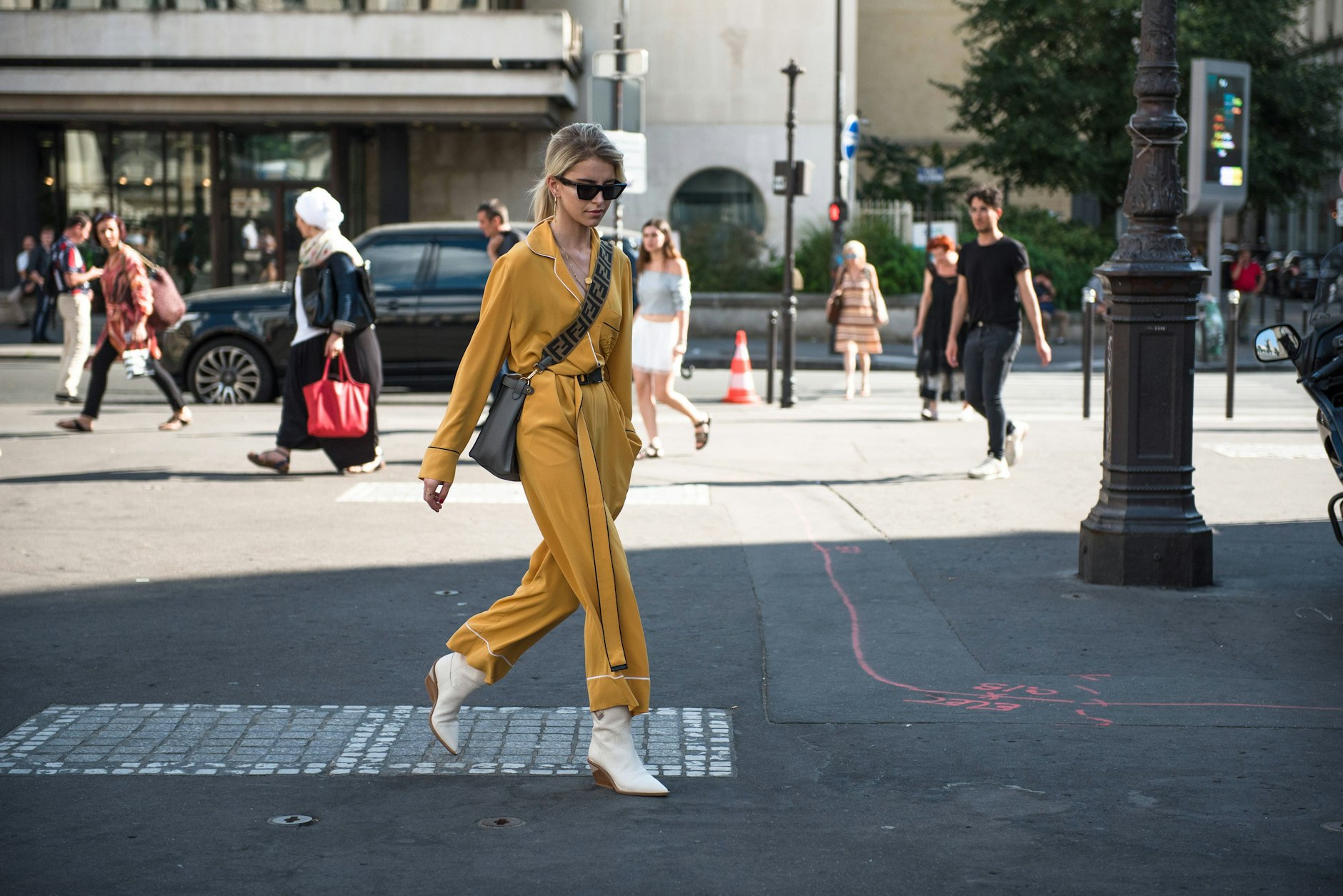 In weißen Cowboystiefelchen erscheint Caroline Daur zur Fendi-Fashionshow.