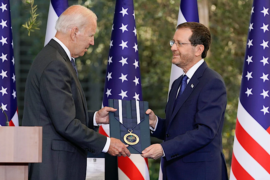 US-Präsident Joe Biden (l) bei einer früheren Begegnung mit Israels Präsident Izchak Herzog in Jerusalem.
