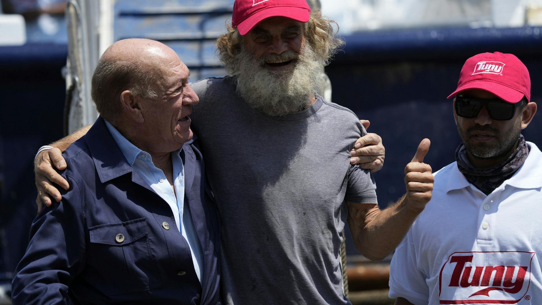 Der Schiffbrüchiger Timothy Lyndsay Shaddock aus Australien (M.) lächelt während einer Begrüßungszeremonie mit Antonio Suarez (l), Präsident der Grupo Mar, im Hafen von Manzanillo.
