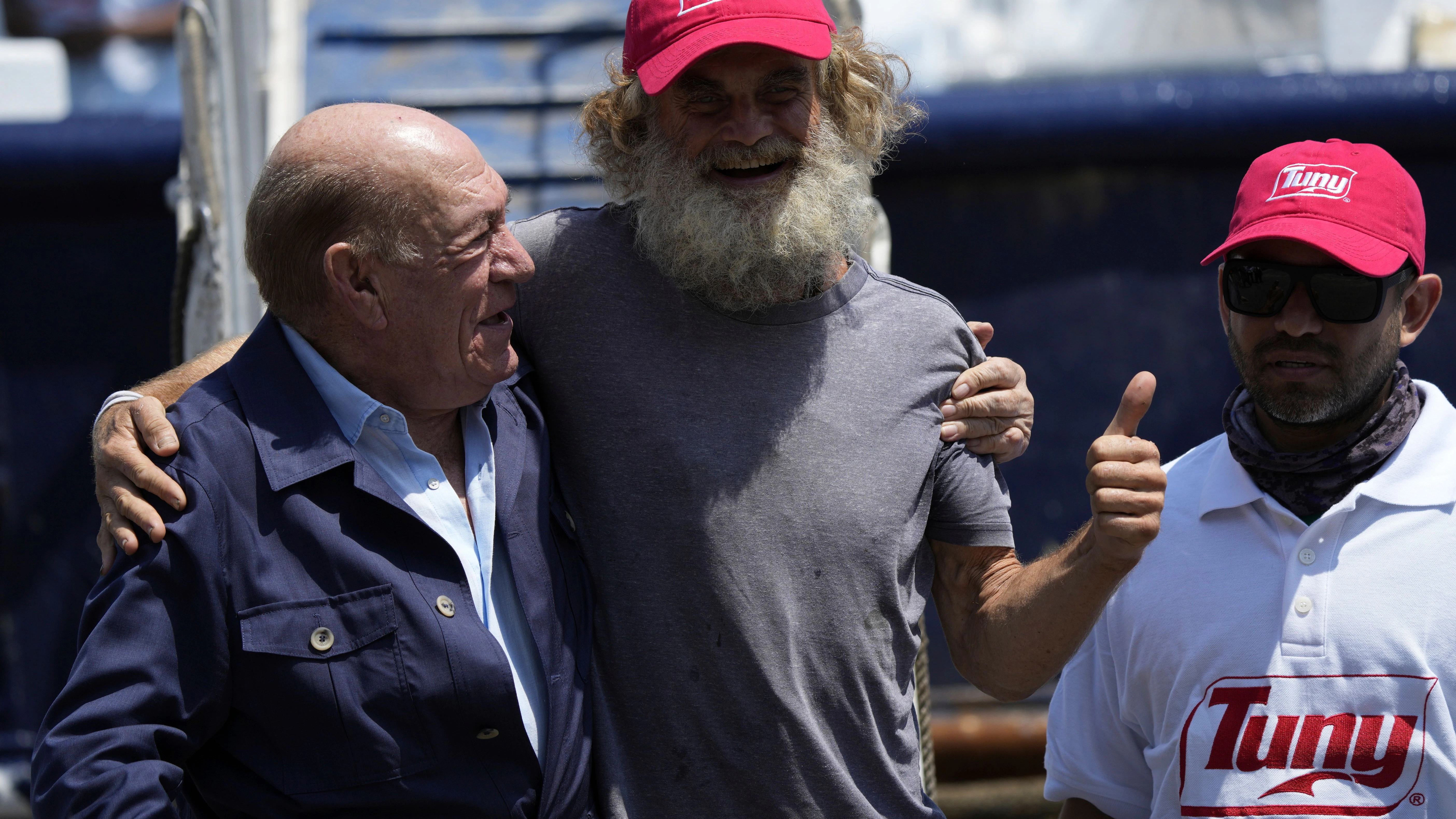 Der Schiffbrüchiger Timothy Lyndsay Shaddock aus Australien (M.) lächelt während einer Begrüßungszeremonie mit Antonio Suarez (l), Präsident der Grupo Mar, im Hafen von Manzanillo.