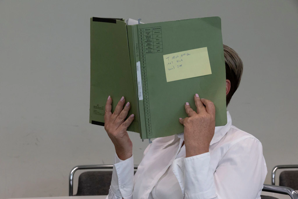 Aus Liebeskummer! Mitarbeiterin verzockt 145.000 Euro Krankenkassen-Geld