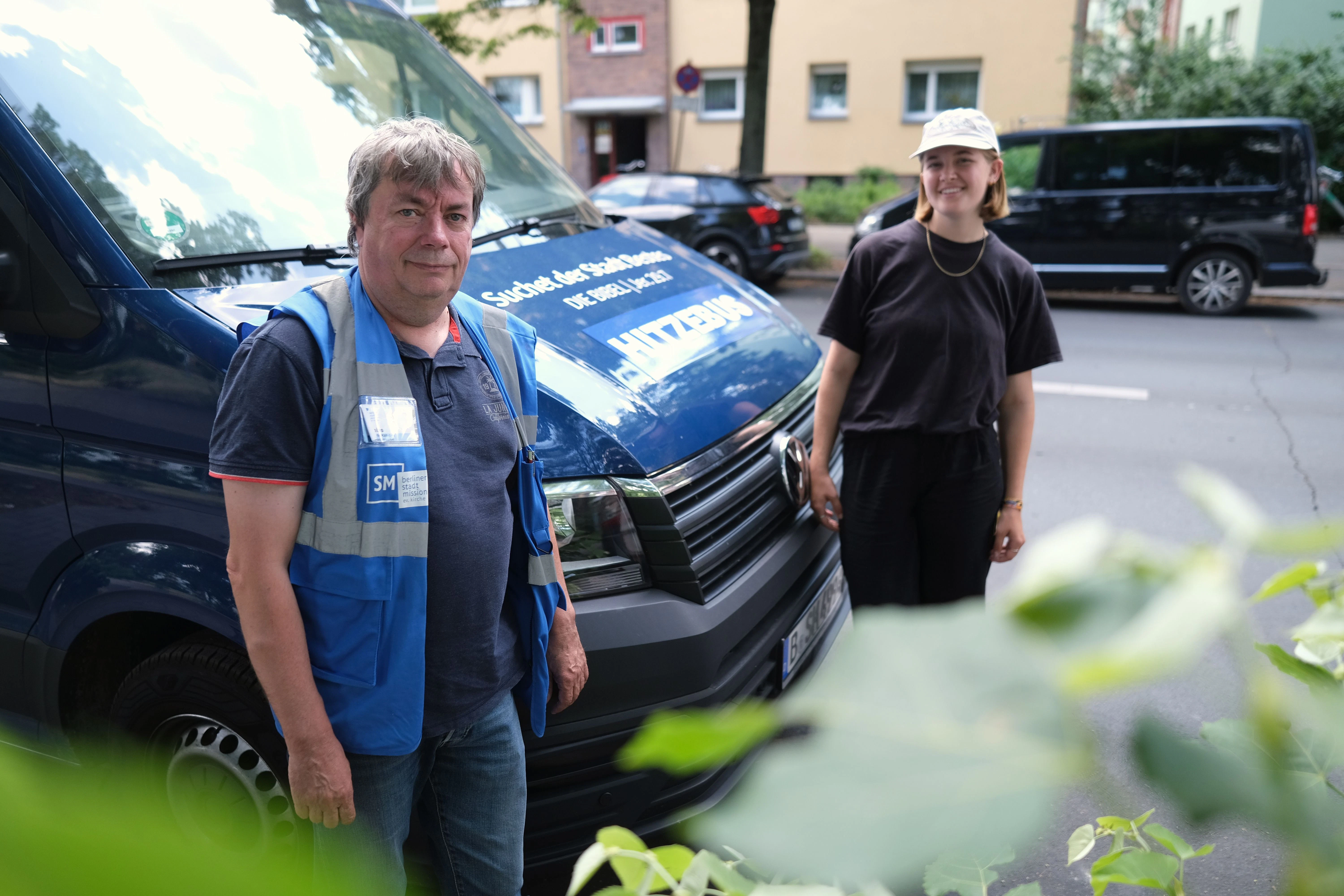 Matthias Spreemann fährt den Hitzebus, Lara Kollmar hilft bei der Versorgung der Obdachlosen.