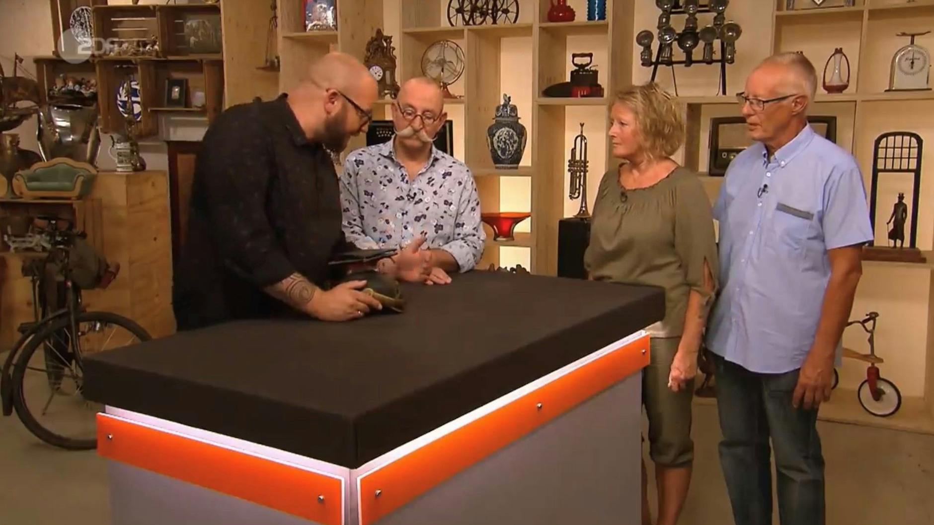 „Bares für Rares“-Experte Sven Deutschmanek erklärt den alten Militärhelm.