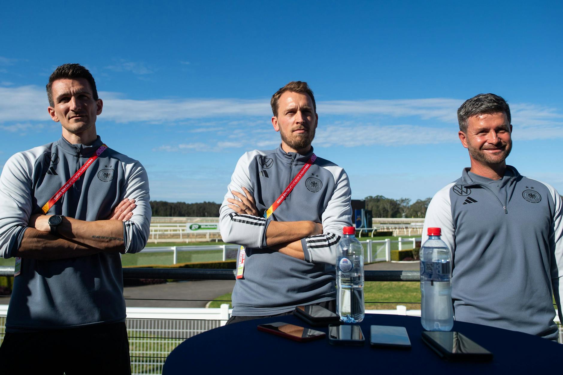 Die Athletiktrainer Nicklas Dietrich und Julius Balsmeier sowie Assistenztrainer Michael Urbansky (von links) machen Deutschlands Fußballerinnen fit.