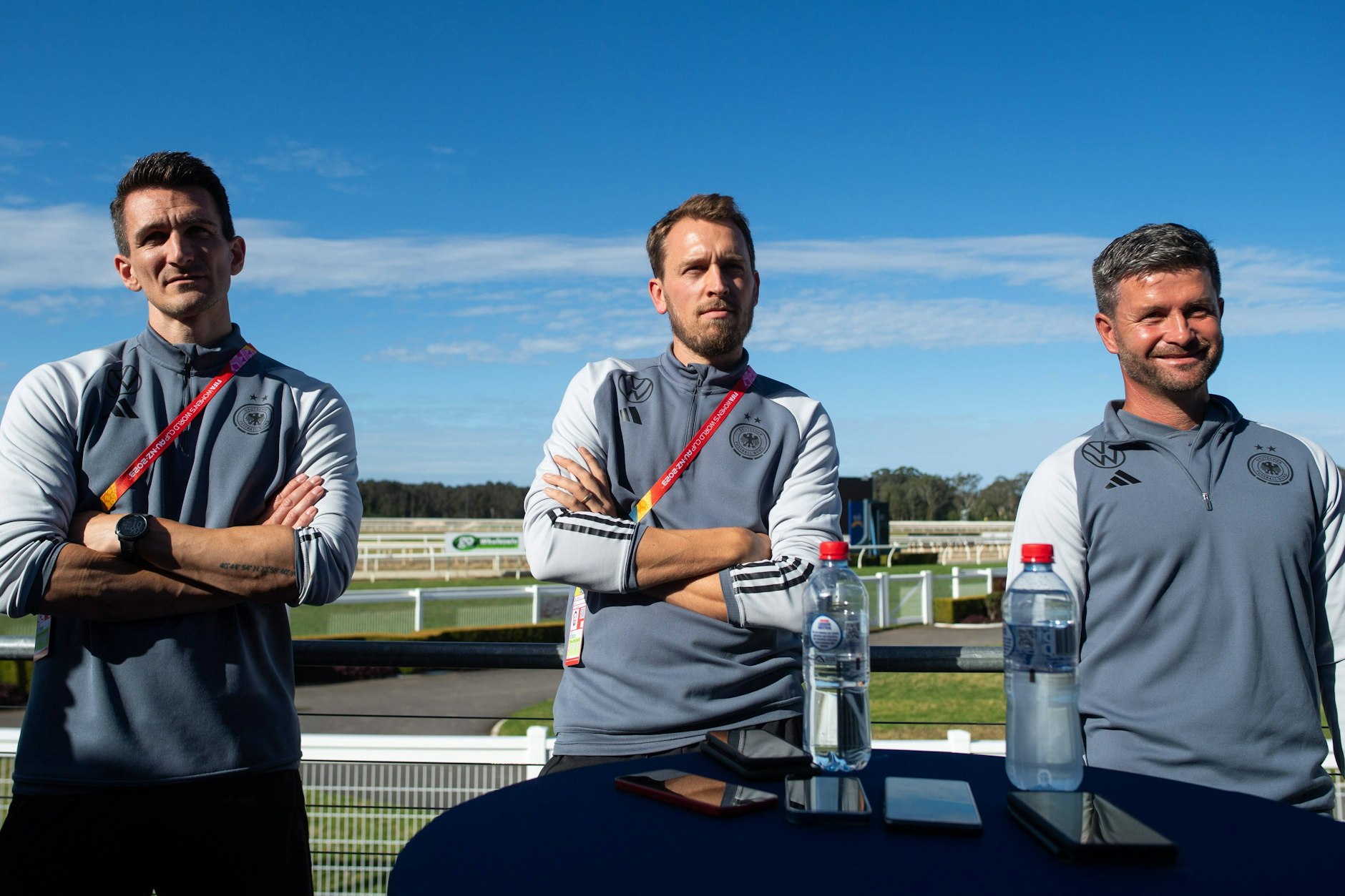 Die Athletiktrainer Nicklas Dietrich und Julius Balsmeier sowie Assistenztrainer Michael Urbansky (von links) machen Deutschlands Fußballerinnen fit.
