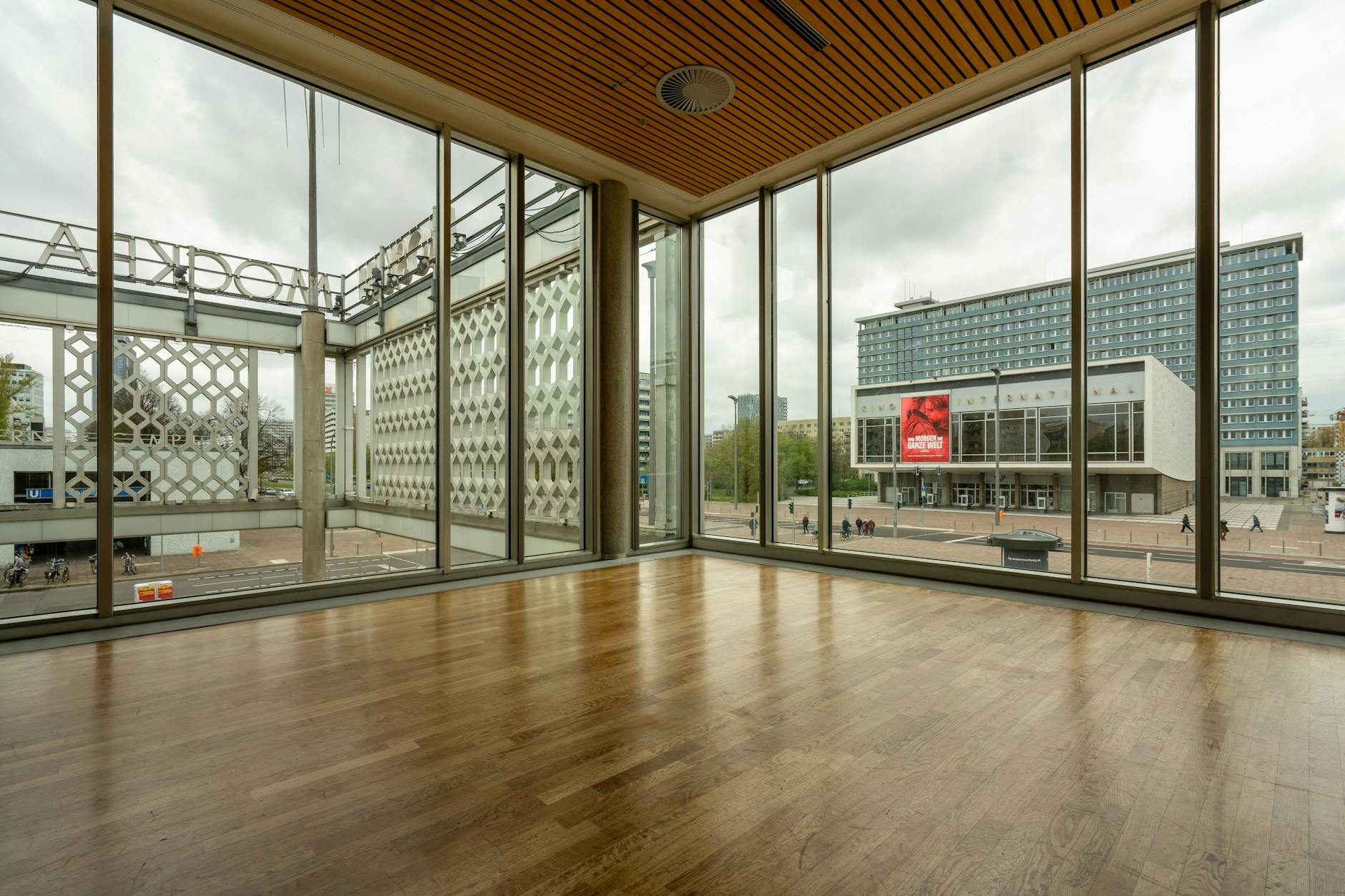 Blick aus den eleganten Räumen des Café Moskau auf das Kino International