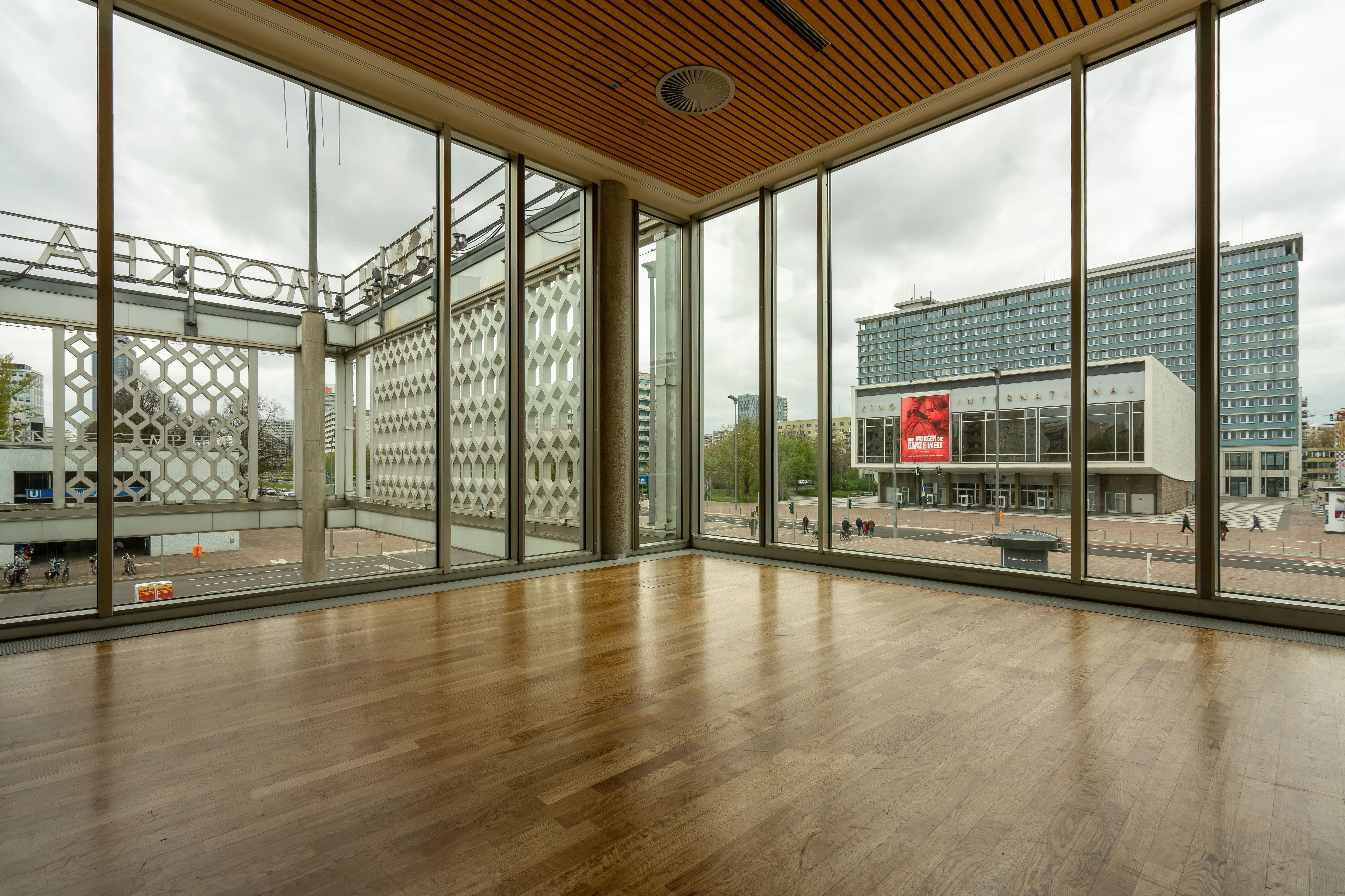 Blick aus den eleganten Räumen des Café Moskau auf das Kino International