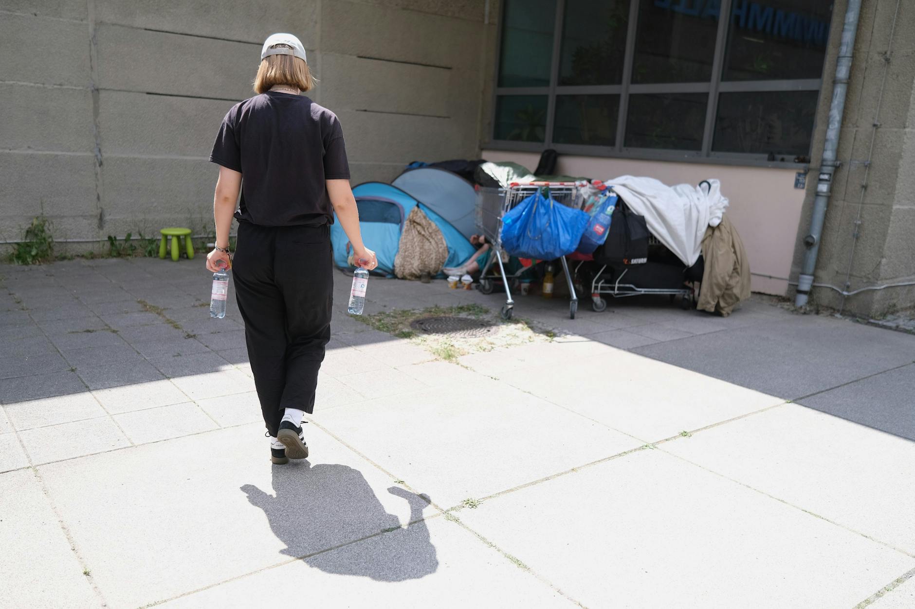 FSJlerin Lara Kollmar bringt Obdachlosen Trinkwasser.