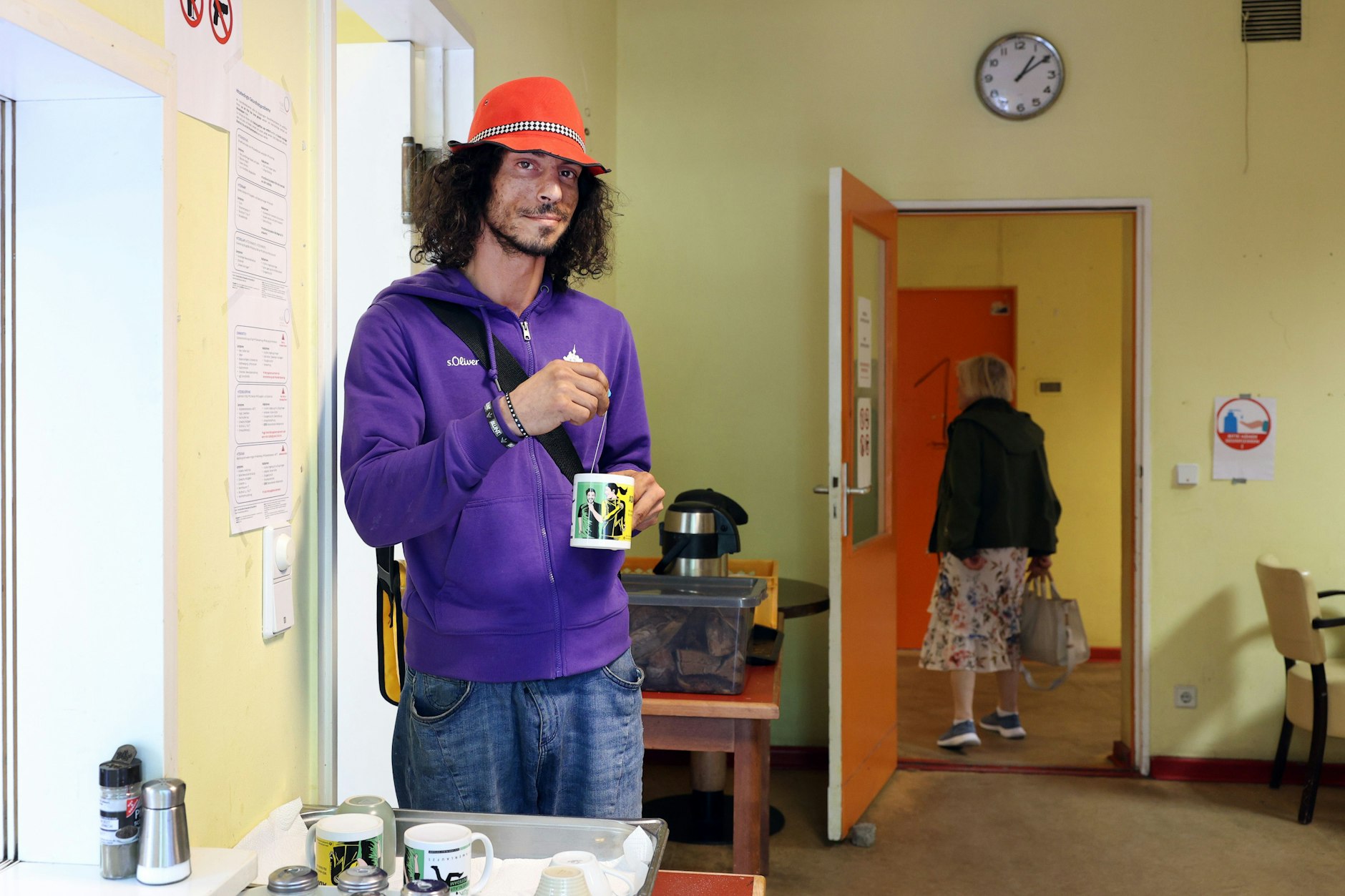 In der Schöneberger Hitzenotunterkunft: Juni Istvan macht sich einen Tee, er lebt seit einigen Jahren in Berlin.