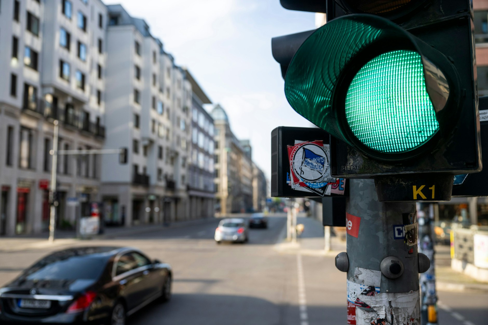Grünes Licht für Autos in der Friedrichstraße: Verkehrssenatorin Manja Schreiner (CDU) ließ den Abschnitt zwischen der Französischen und der Leipziger Straße wieder für Kraftfahrzeuge öffnen.