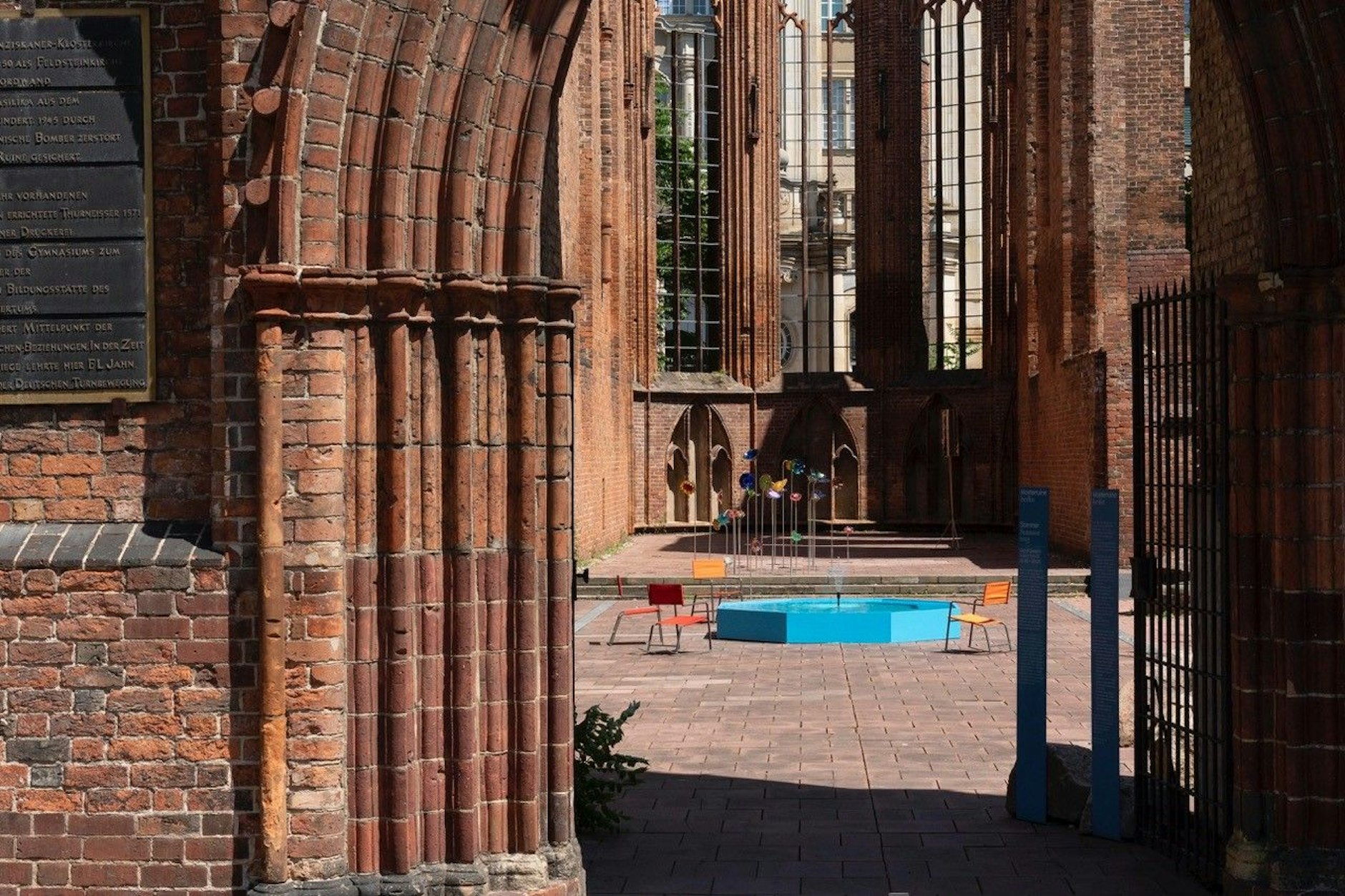 Vor dem einstigen Altarraum: Installation von Shirin Sabahi 